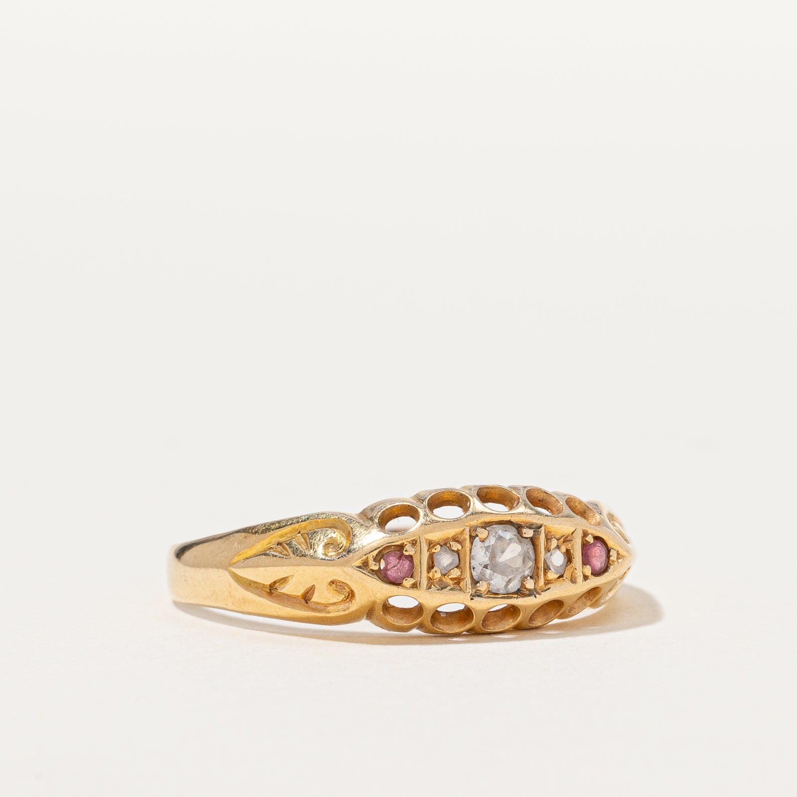 Bague Chester de 1907, poinçonnée, en or 18 carats, style édouardien, ornée de diamants et de rubis d'Europe ancienne | 0,12 ct au total, taille 7,25 |