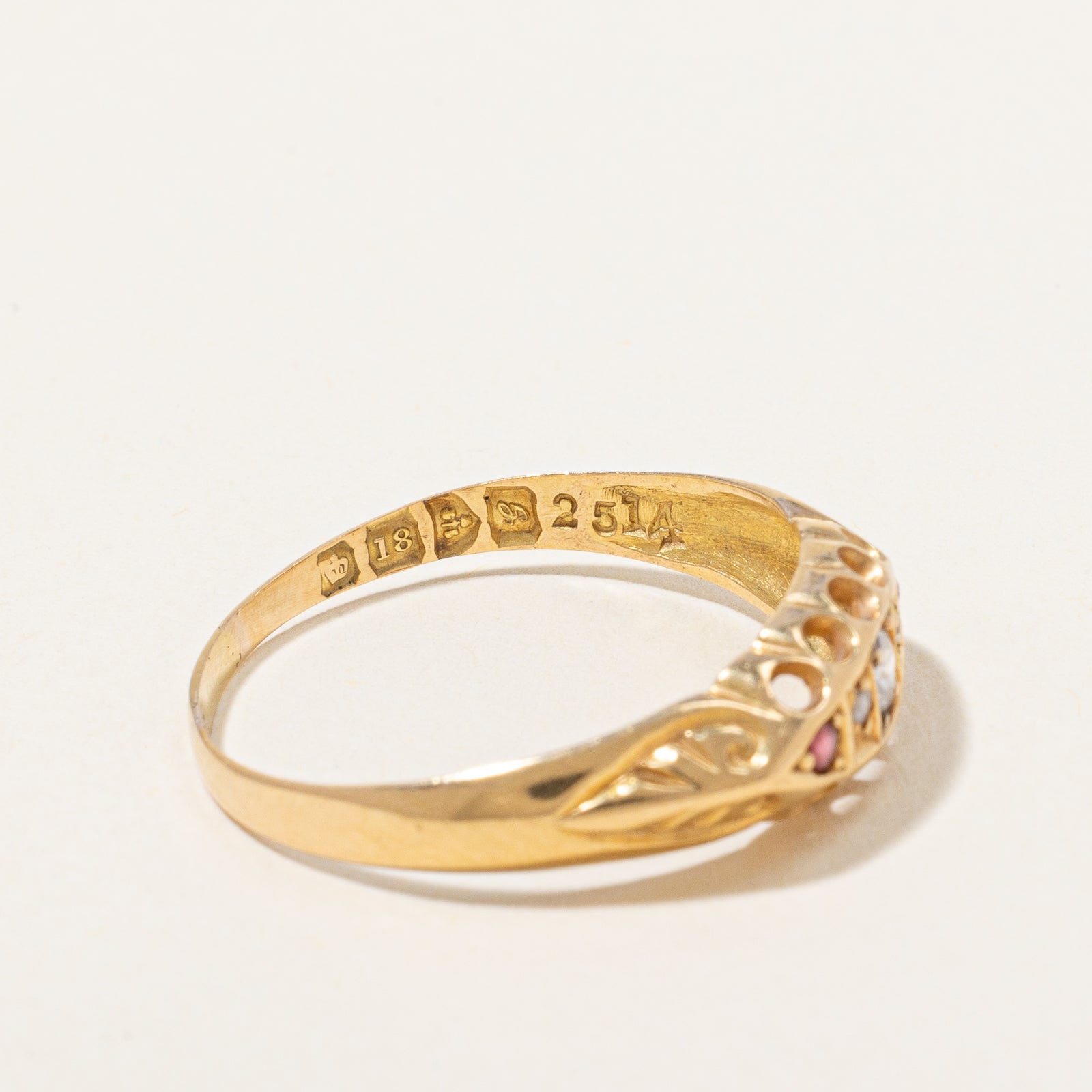 Bague Chester de 1907, poinçonnée, en or 18 carats, style édouardien, ornée de diamants et de rubis d'Europe ancienne | 0,12 ct au total, taille 7,25 |