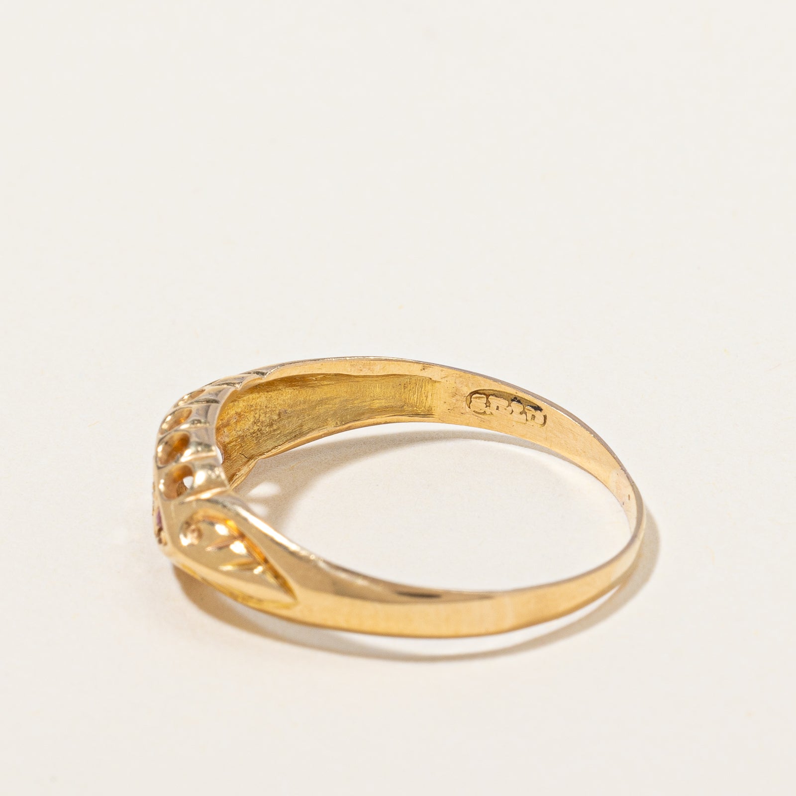 Bague Chester de 1907, poinçonnée, en or 18 carats, style édouardien, ornée de diamants et de rubis d'Europe ancienne | 0,12 ct au total, taille 7,25 |