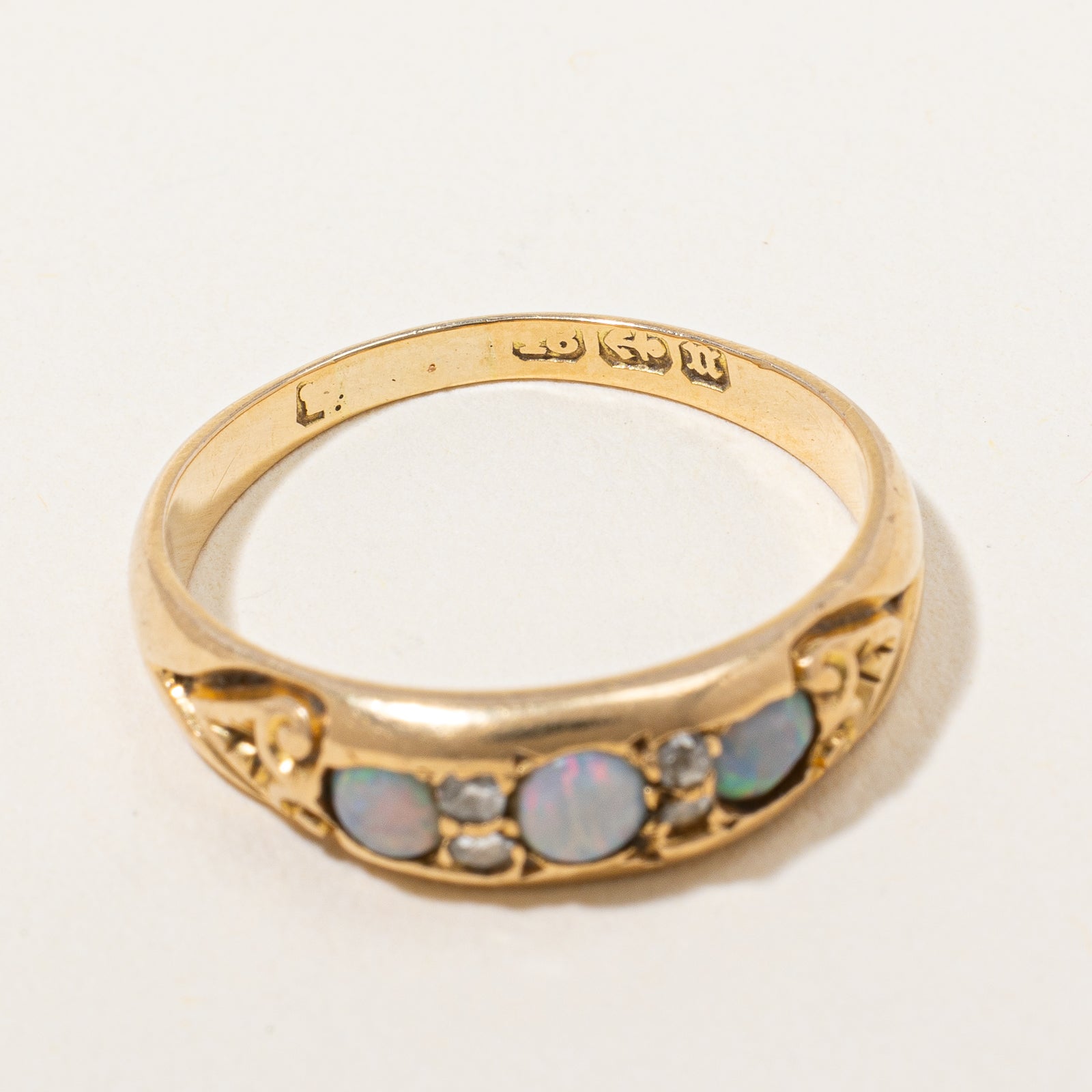 Bague en opale et diamants de l'époque victorienne, poinçonnée à Birmingham en 1887 | Taille 7,75 |