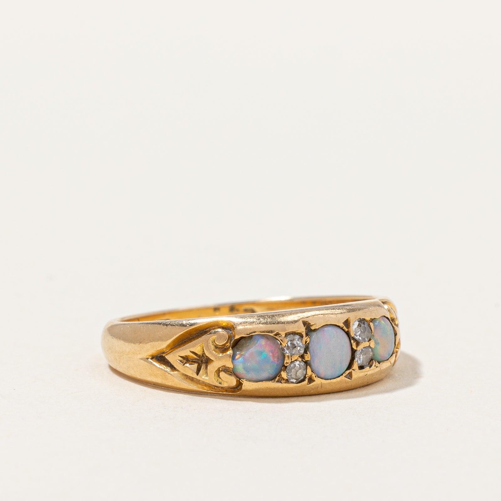 Bague en opale et diamants de l'époque victorienne, poinçonnée à Birmingham en 1887 | Taille 7,75 |