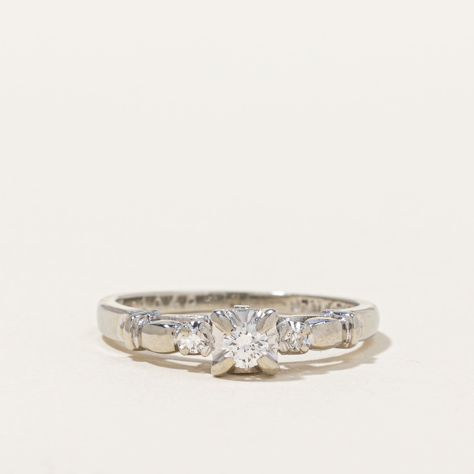 Bague vintage trois diamants | 0,12 ct au total, taille 6,25 |