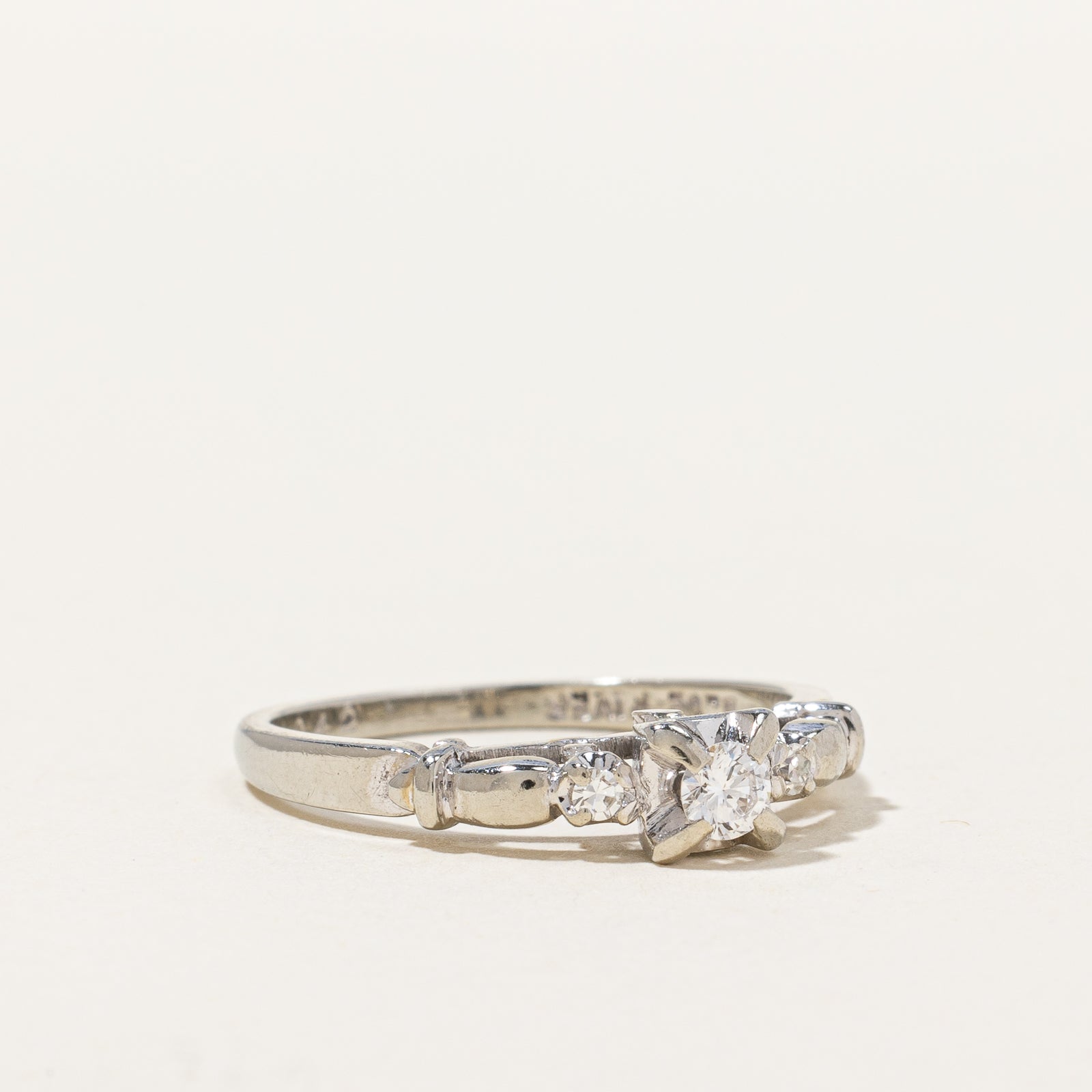 Bague vintage trois diamants | 0,12 ct au total, taille 6,25 |