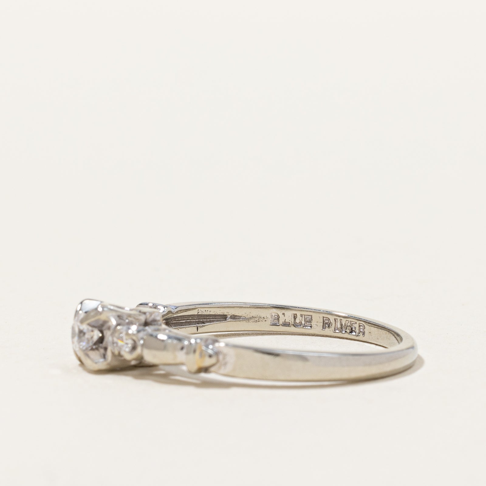 Bague vintage trois diamants | 0,12 ct au total, taille 6,25 |