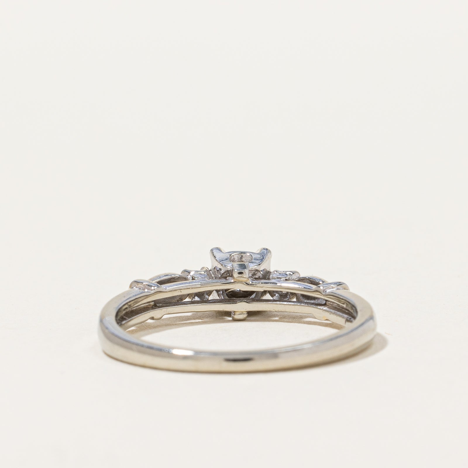 Bague vintage trois diamants | 0,12 ct au total, taille 6,25 |