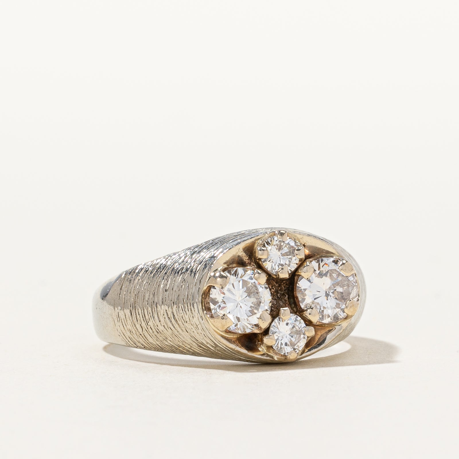 Bague texturée à quatre diamants | 1,06 ct au total | Taille 7,75 |
