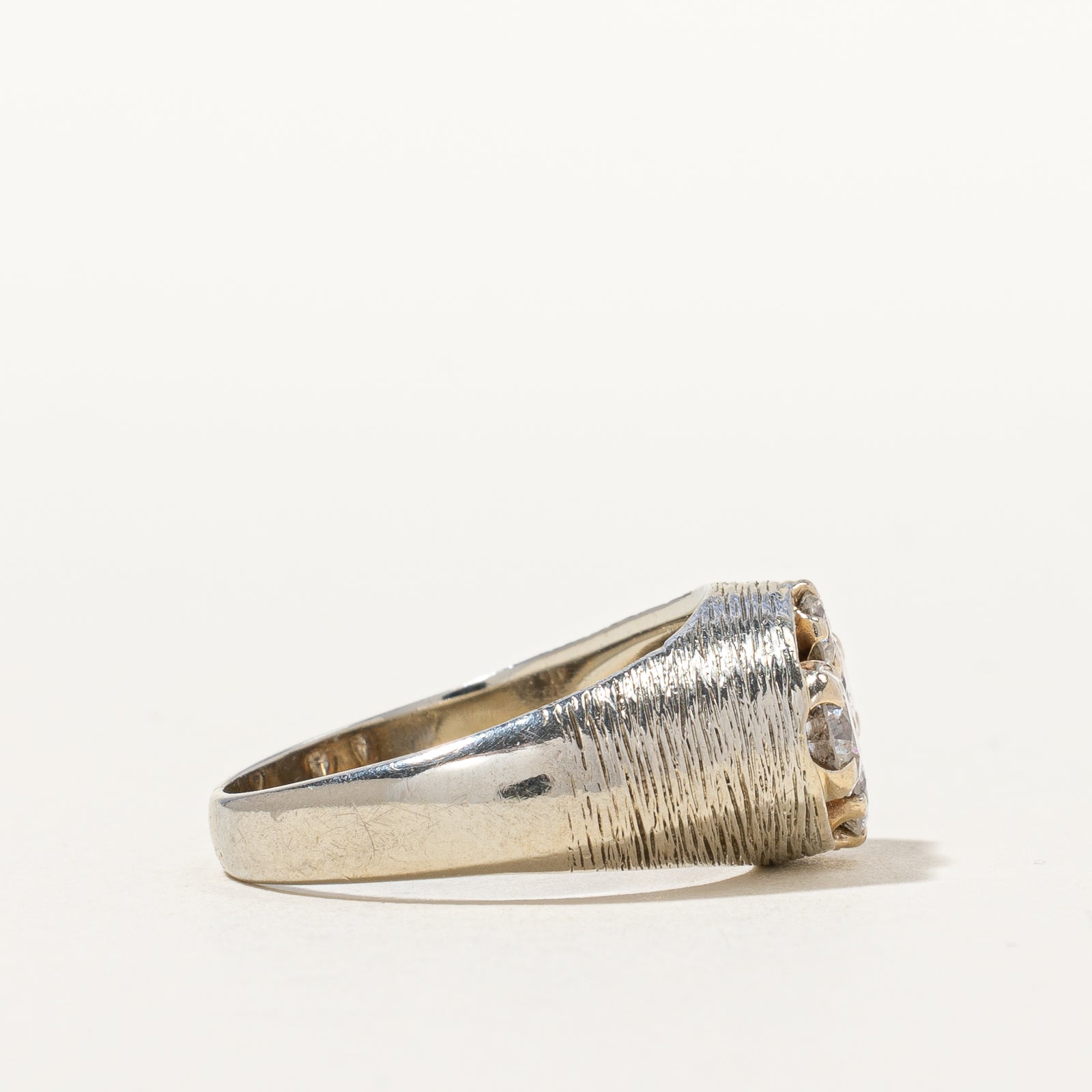Bague texturée à quatre diamants | 1,06 ct au total | Taille 7,75 |