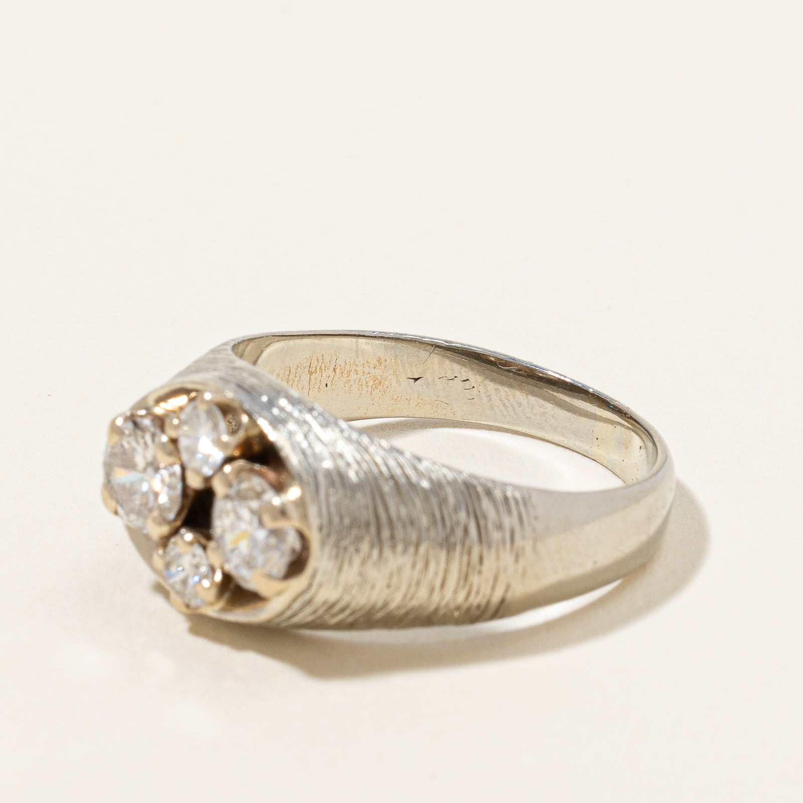 Bague texturée à quatre diamants | 1,06 ct au total | Taille 7,75 |