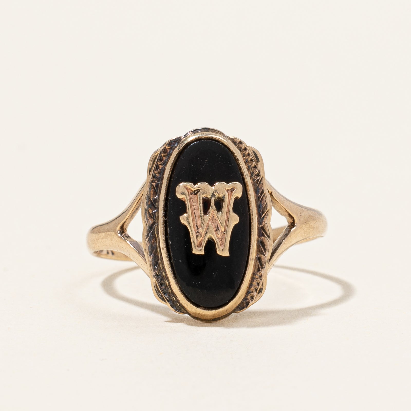 Bague initiale en onyx « W » | 0,84 ct | Taille 5 |