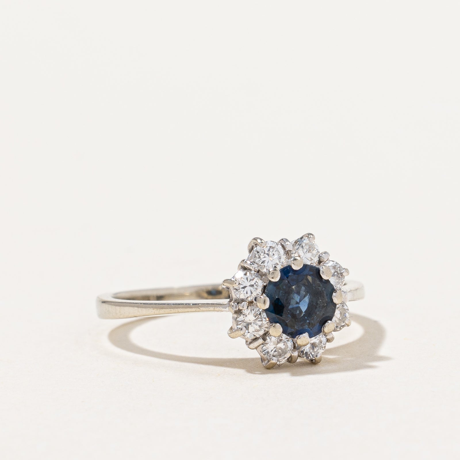 Bague halo diamant et saphir | 0,32 ct au total, 0,25 ct | Taille 5 |