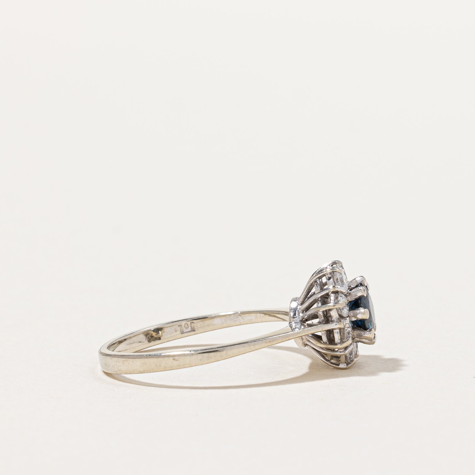 Bague halo diamant et saphir | 0,32 ct au total, 0,25 ct | Taille 5 |