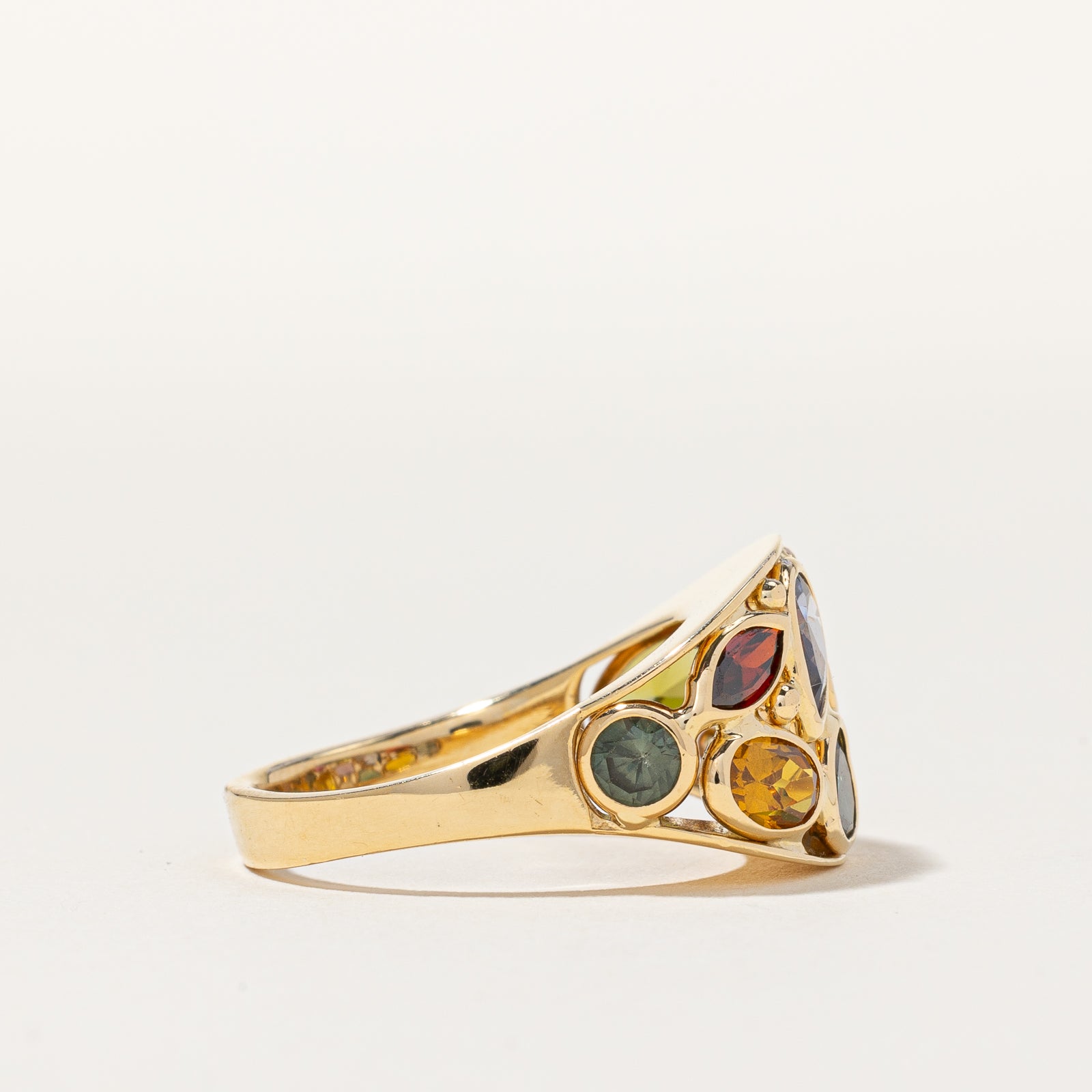 Bague en or jaune 18 carats sertie de plusieurs pierres précieuses | 2,60 carats au total | Taille 7