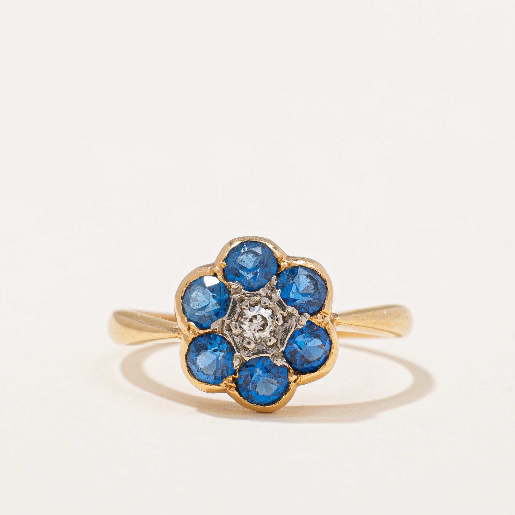 Bague en spinelle synthétique et diamant naturel | 0,54 ct au total, 0,04 ct | Taille 3,75 |