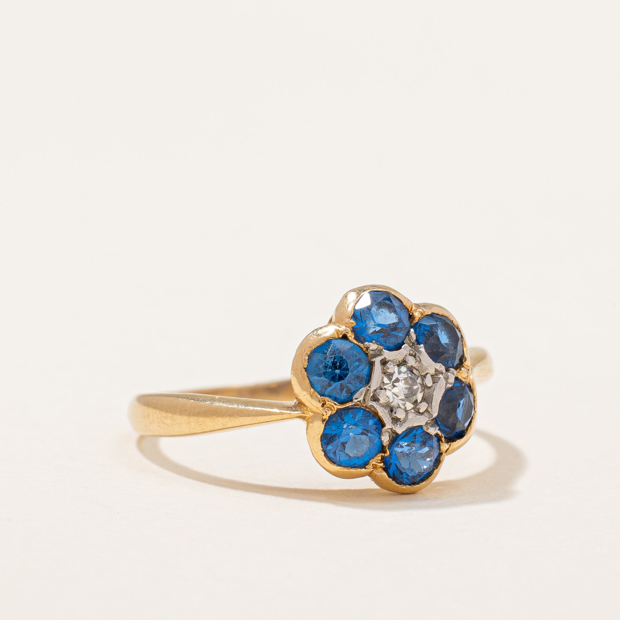 Bague en spinelle synthétique et diamant naturel | 0,54 ct au total, 0,04 ct | Taille 3,75 |