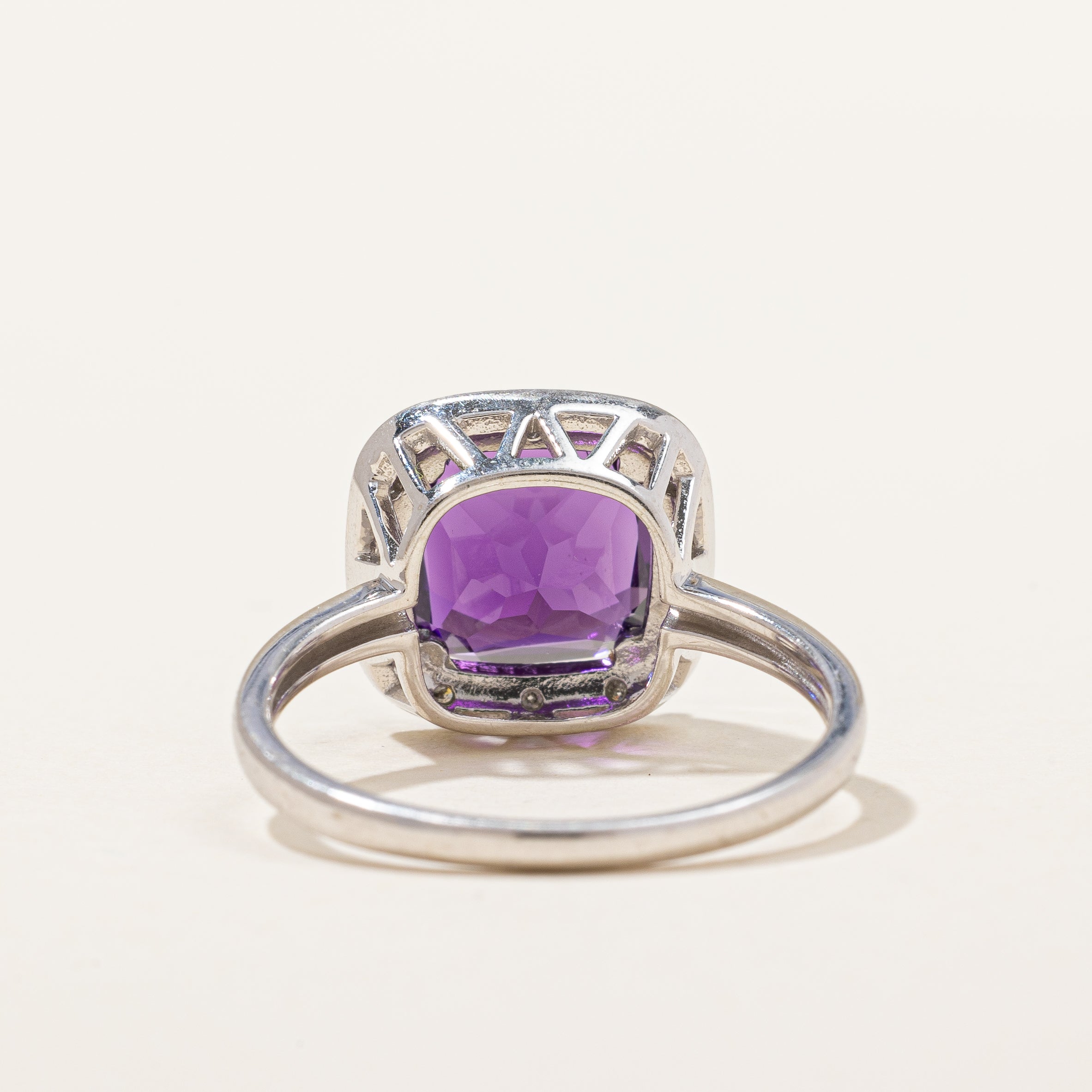 Bague cocktail halo améthyste et diamants | 2,50 ct, 0,06 ct au total | Taille 7,25 |