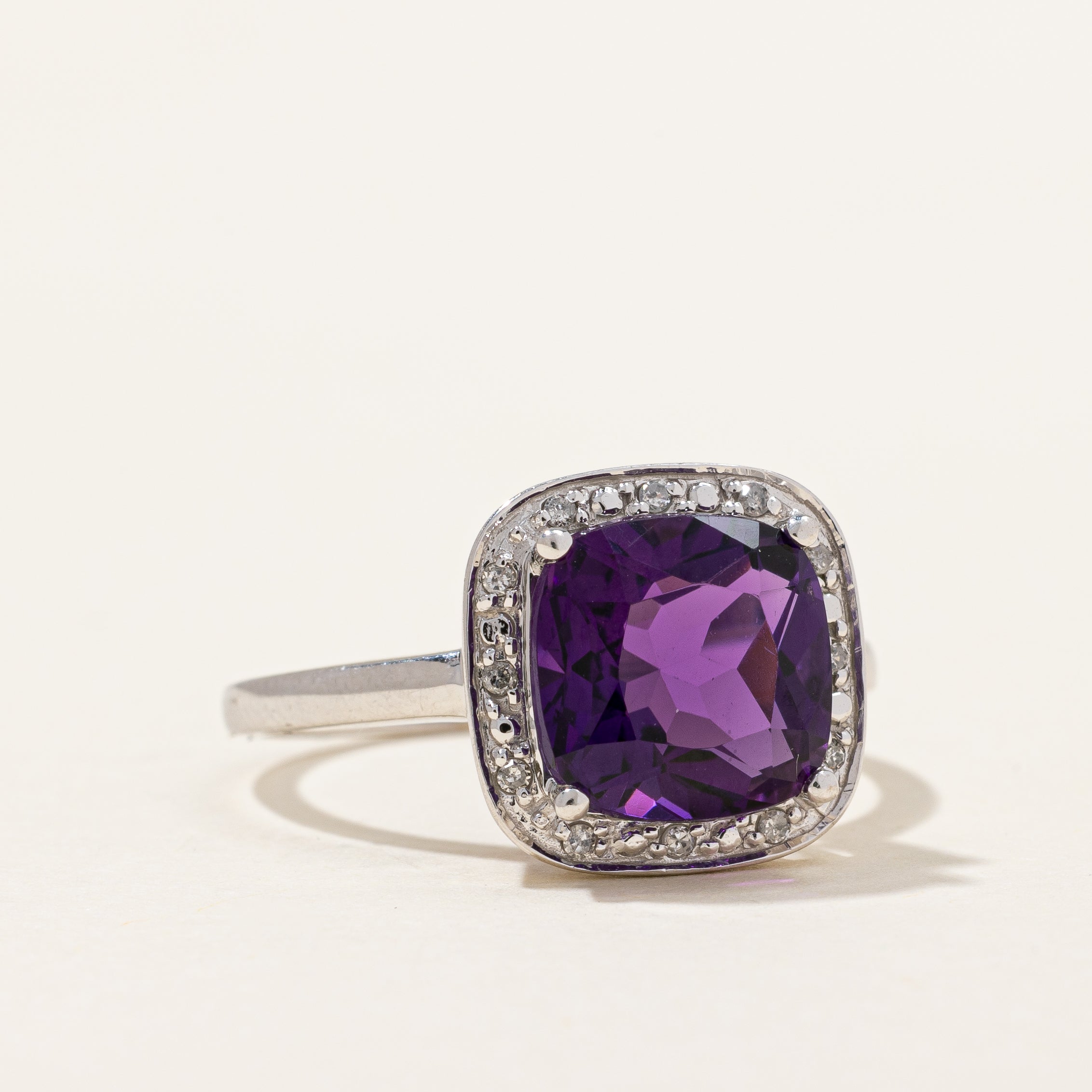 Bague cocktail halo améthyste et diamants | 2,50 ct, 0,06 ct au total | Taille 7,25 |