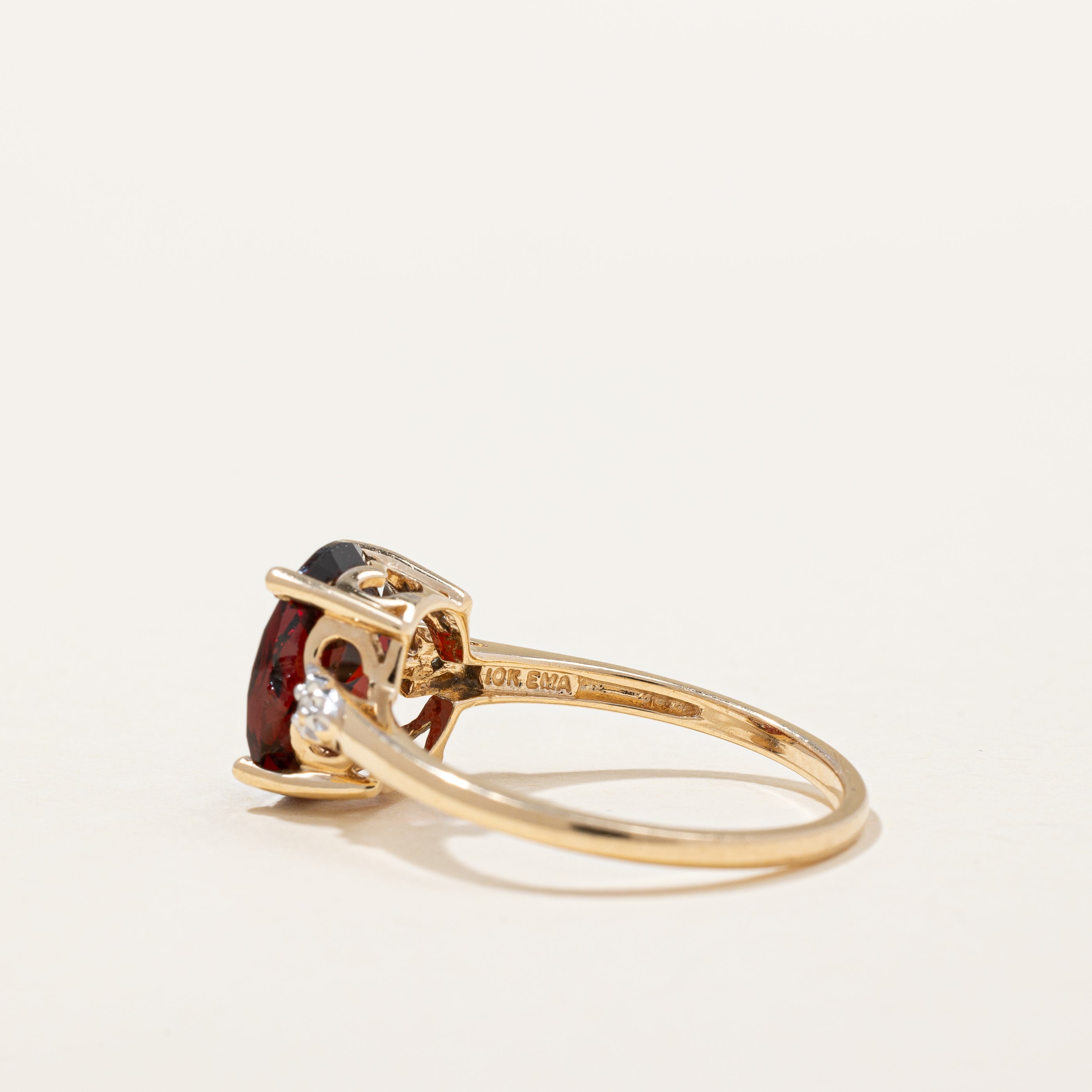 Bague cocktail en grenat et diamants | 3,05 ct, 0,01 ct au total | Taille 6,75 |