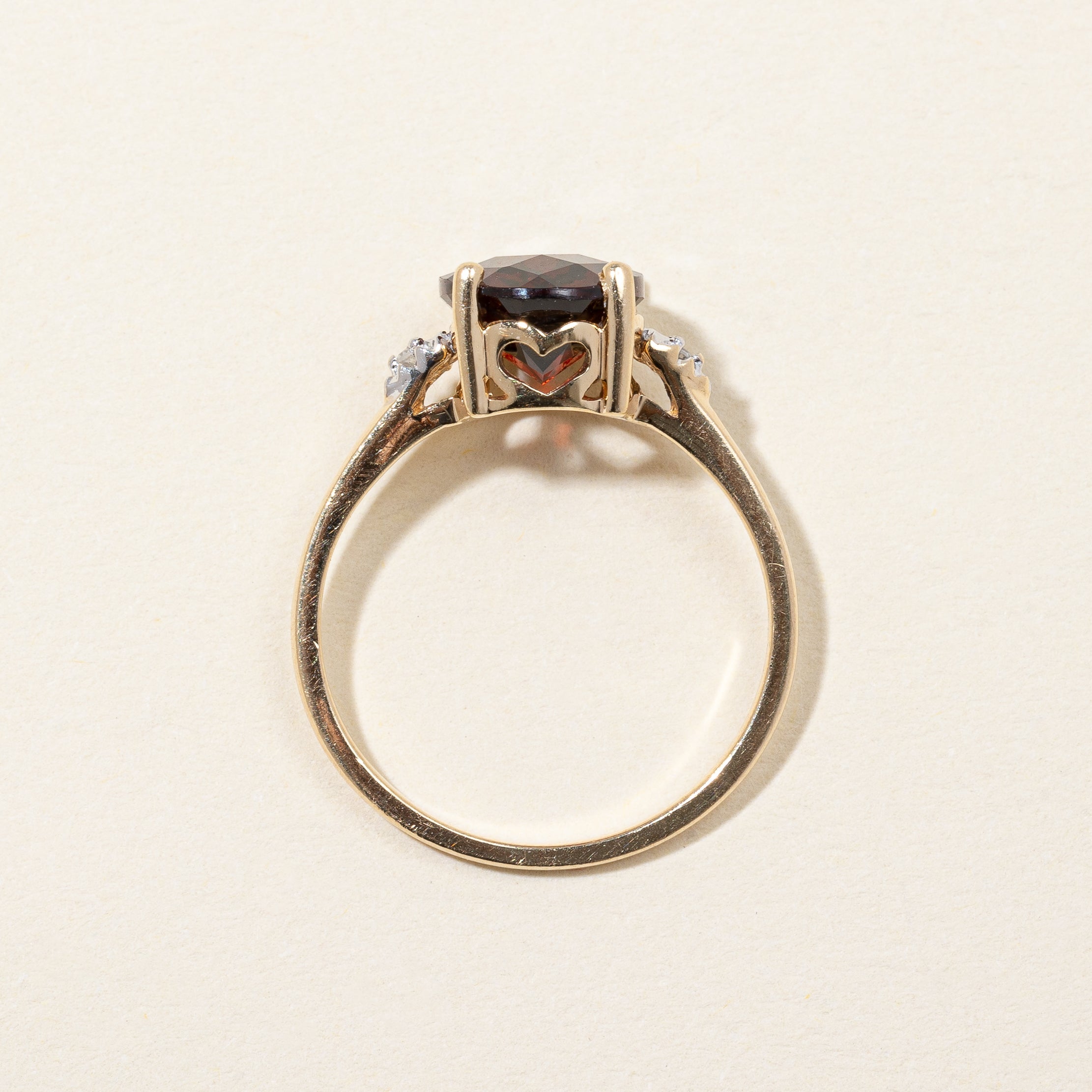 Bague cocktail en grenat et diamants | 3,05 ct, 0,01 ct au total | Taille 6,75 |