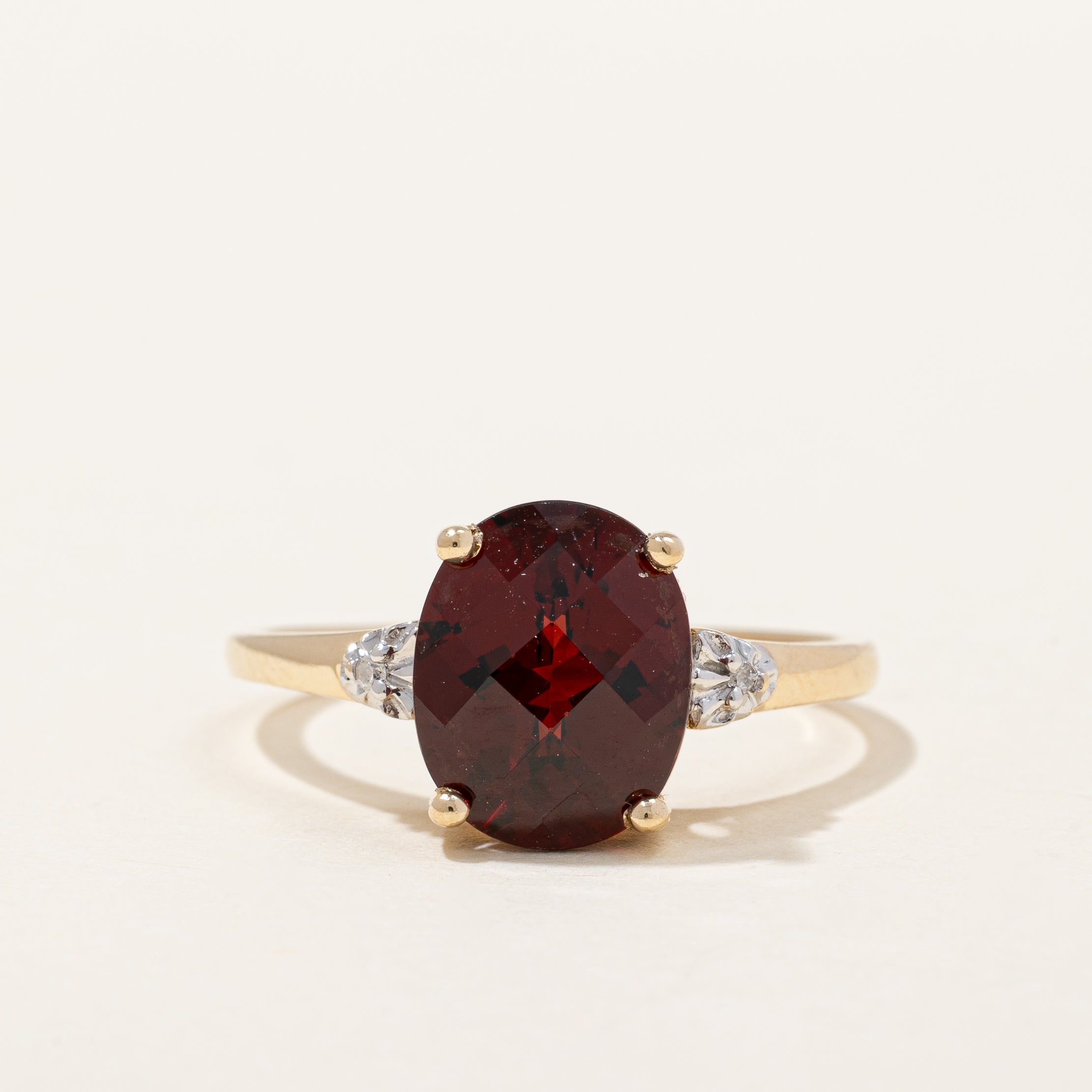 Bague cocktail en grenat et diamants | 3,05 ct, 0,01 ct au total | Taille 6,75 |