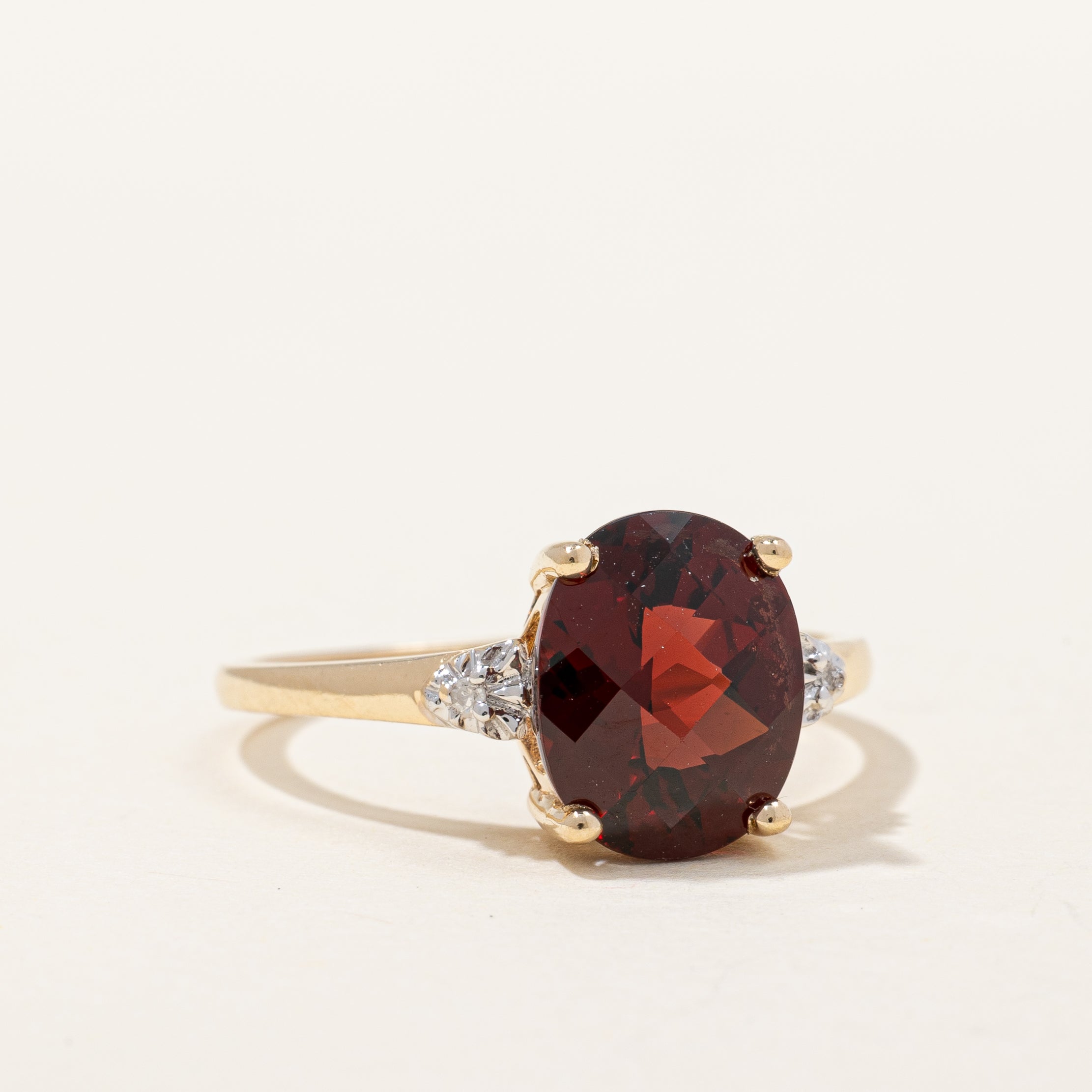 Bague cocktail en grenat et diamants | 3,05 ct, 0,01 ct au total | Taille 6,75 |
