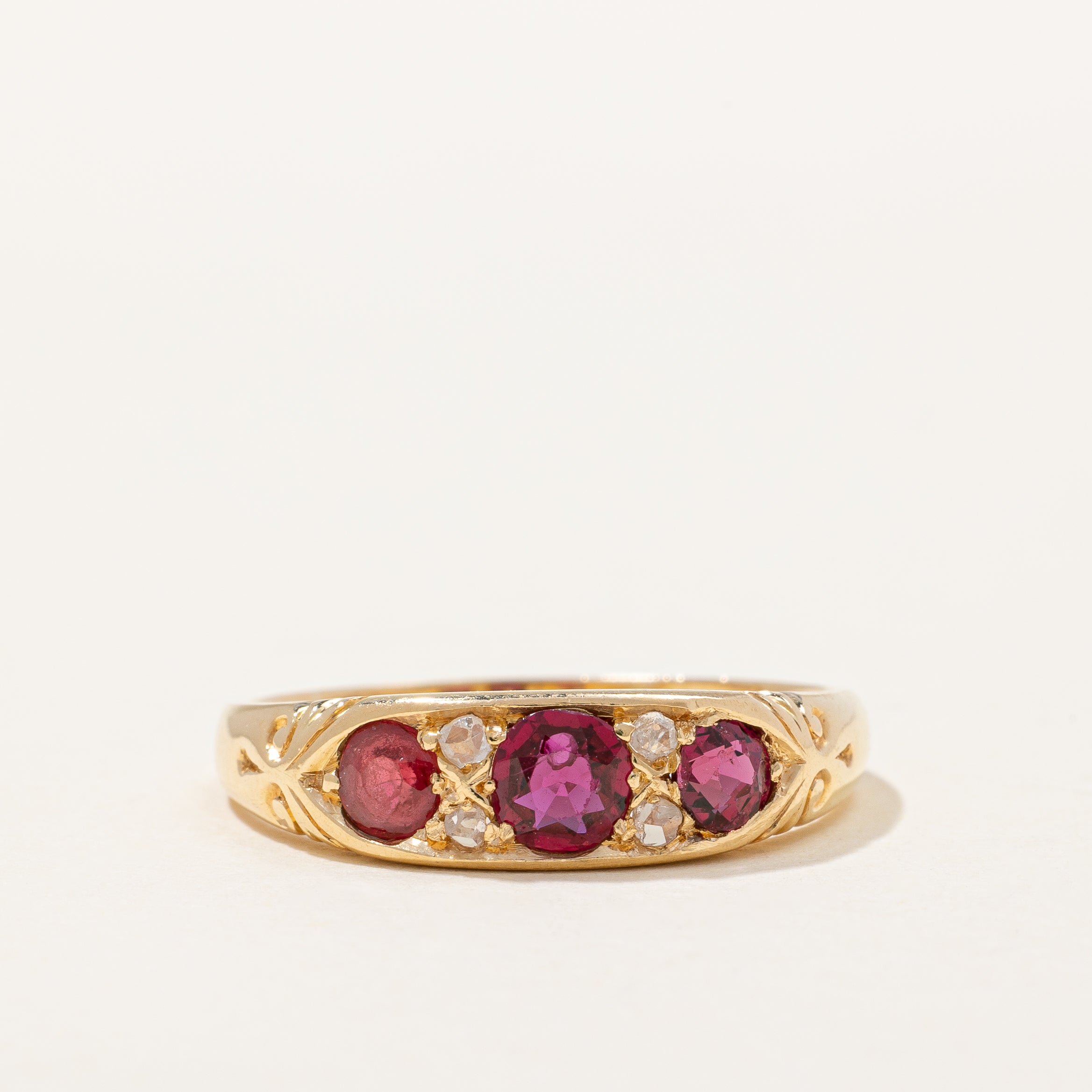Bague rubis et diamants de l'époque victorienne | 0,70 ct, 0,08 ct | Taille 7,25 |