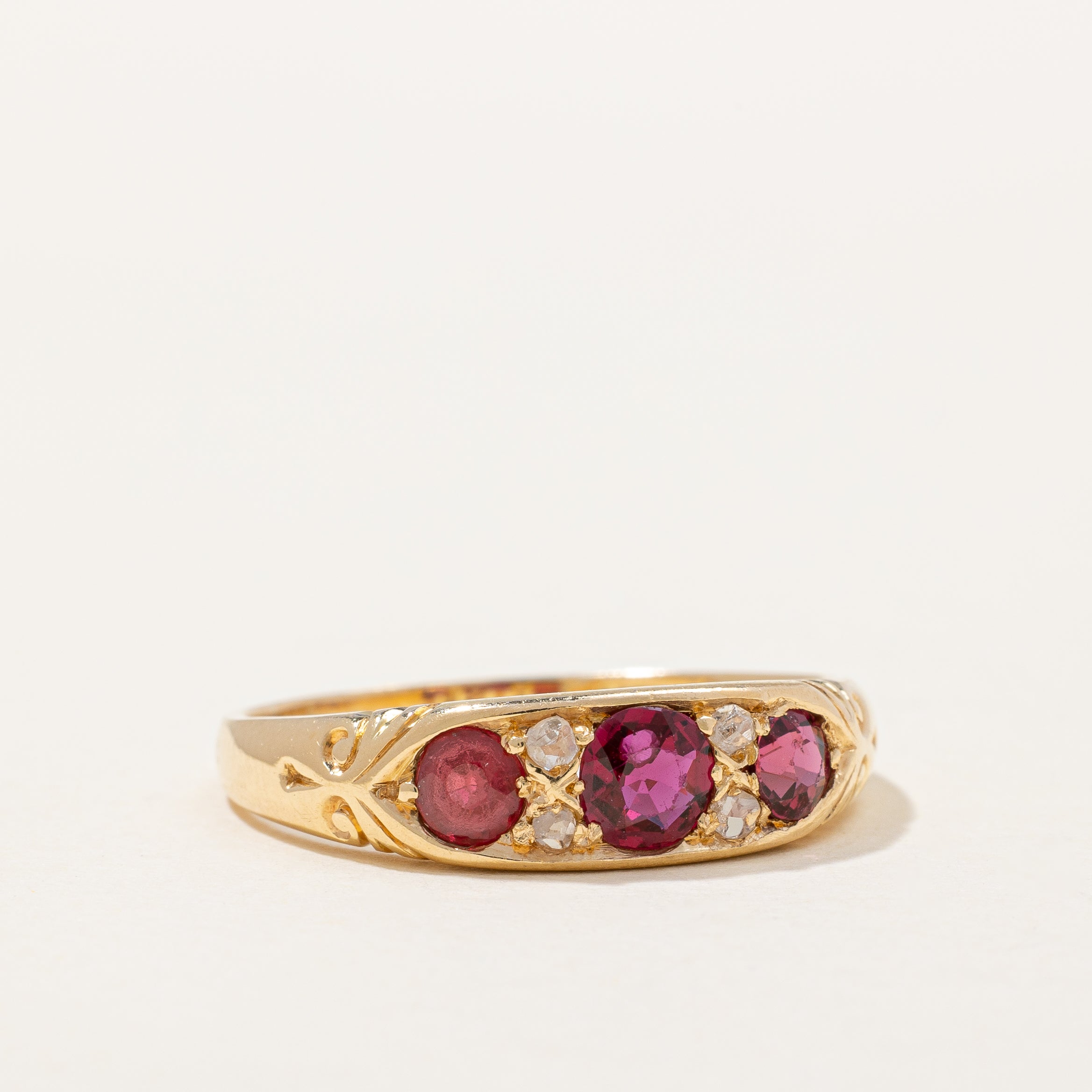 Bague rubis et diamants de l'époque victorienne | 0,70 ct, 0,08 ct | Taille 7,25 |