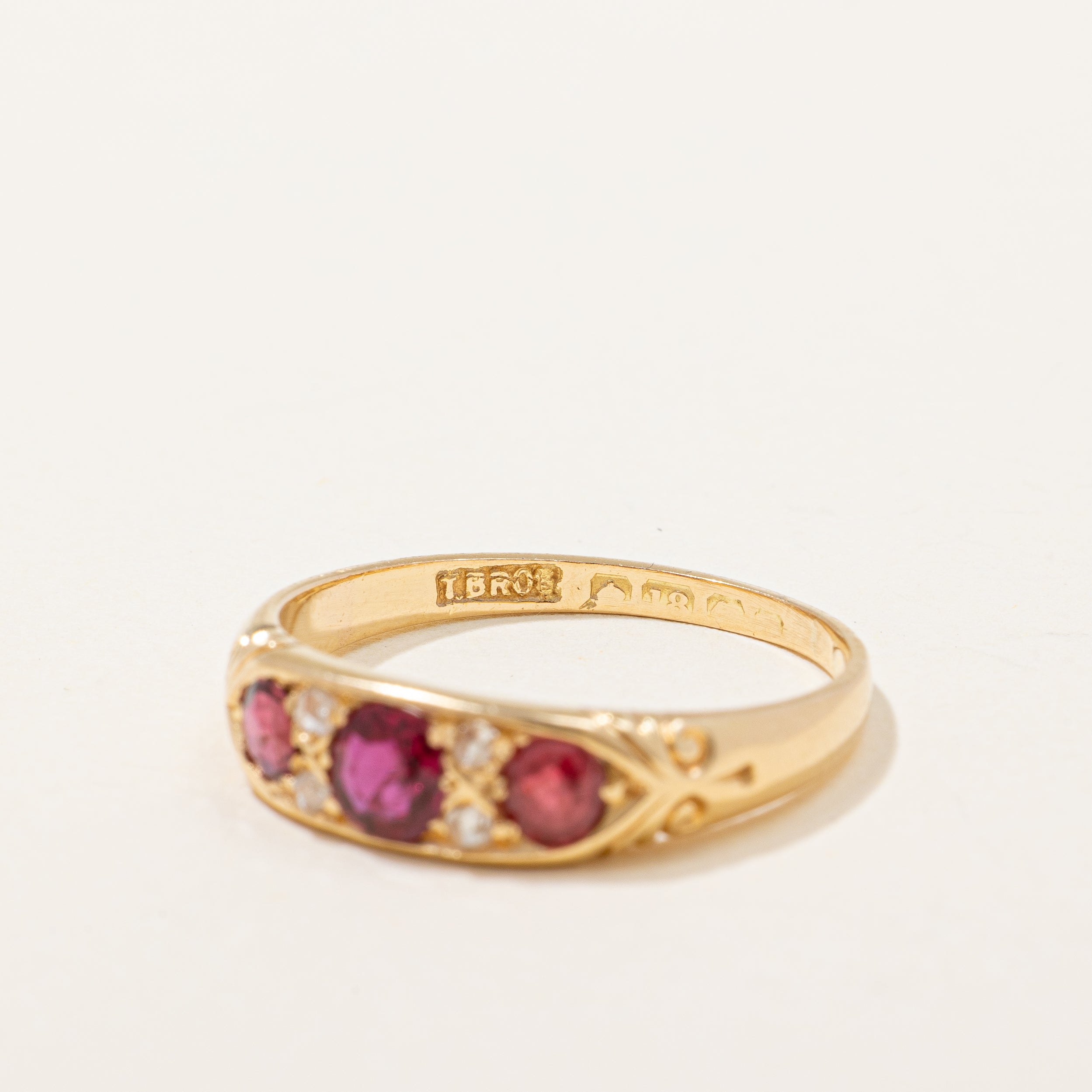 Bague rubis et diamants de l'époque victorienne | 0,70 ct, 0,08 ct | Taille 7,25 |