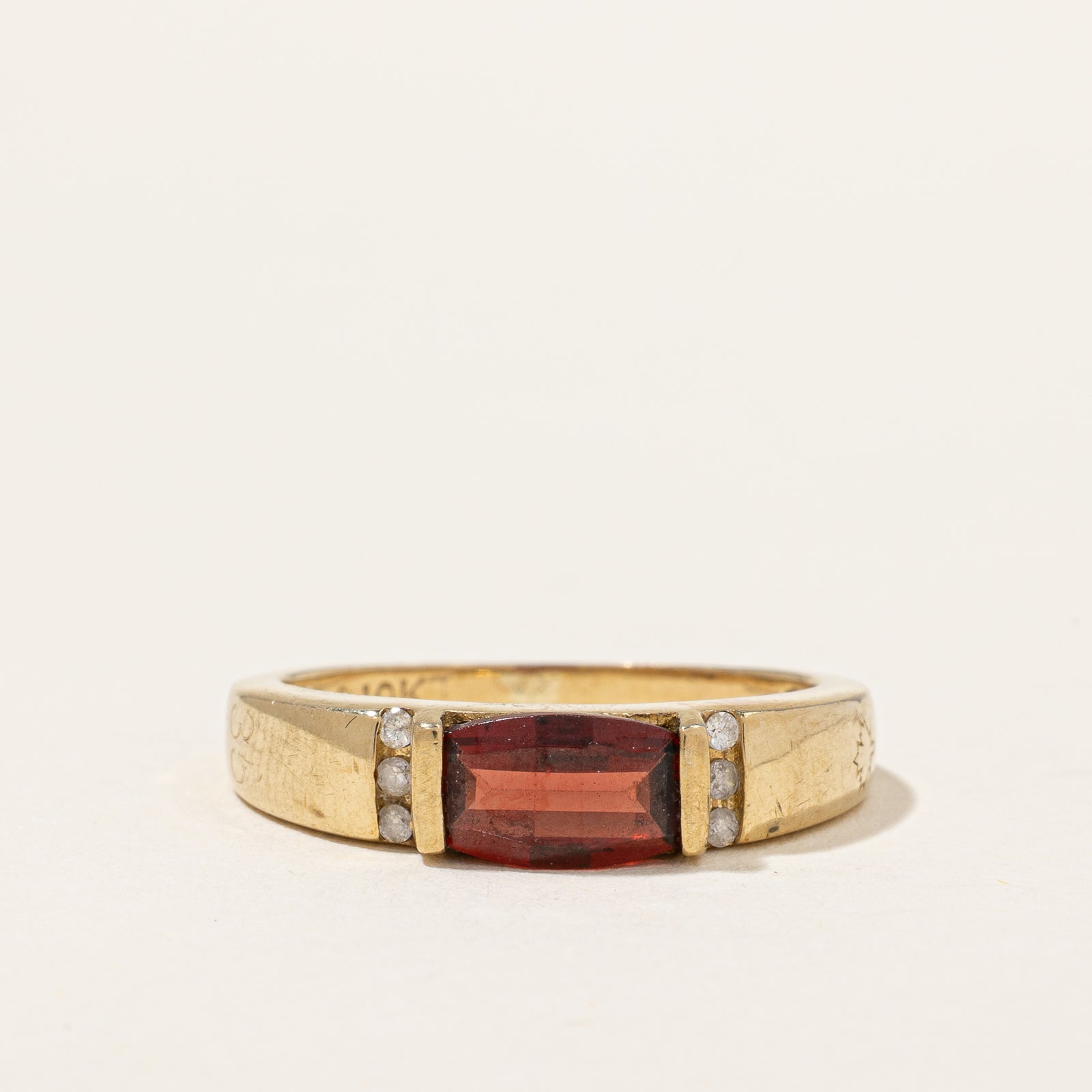 Bague East West Grenat et Diamants | 0,80 ct, 0,06 ct au total | Taille 7,25 |