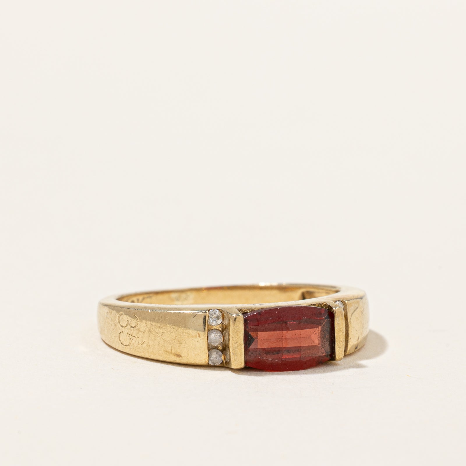 Bague East West Grenat et Diamants | 0,80 ct, 0,06 ct au total | Taille 7,25 |