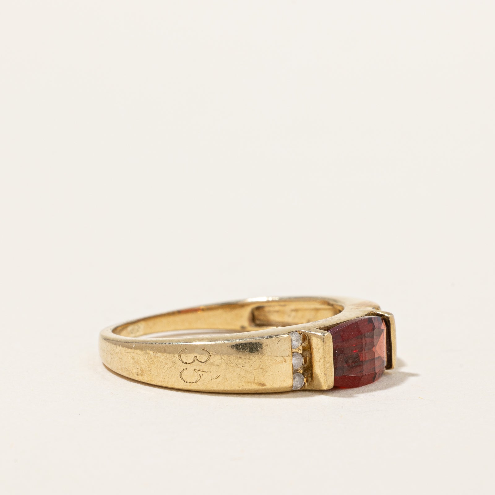 Bague East West Grenat et Diamants | 0,80 ct, 0,06 ct au total | Taille 7,25 |
