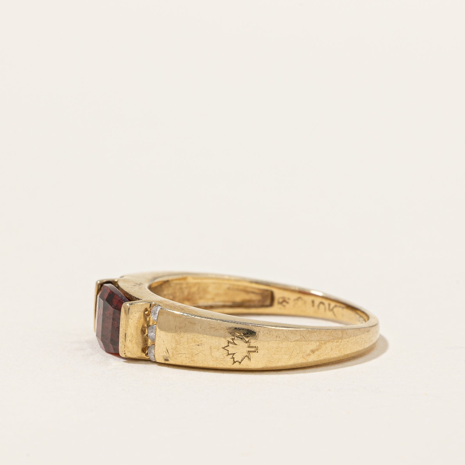 Bague East West Grenat et Diamants | 0,80 ct, 0,06 ct au total | Taille 7,25 |