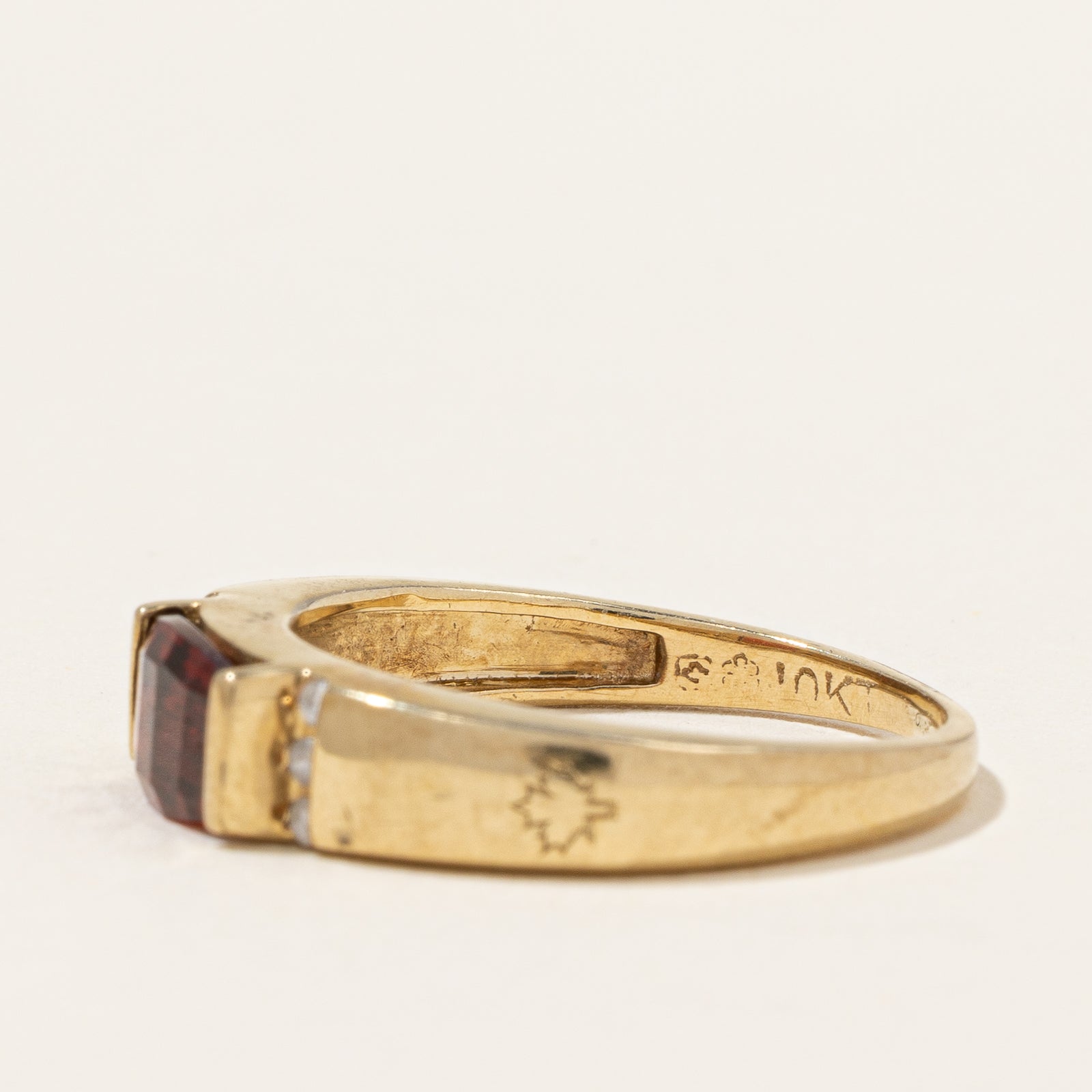 Bague East West Grenat et Diamants | 0,80 ct, 0,06 ct au total | Taille 7,25 |