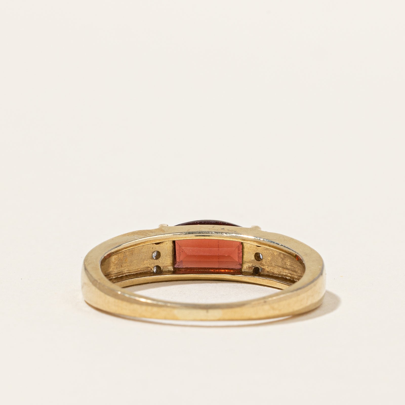 Bague East West Grenat et Diamants | 0,80 ct, 0,06 ct au total | Taille 7,25 |