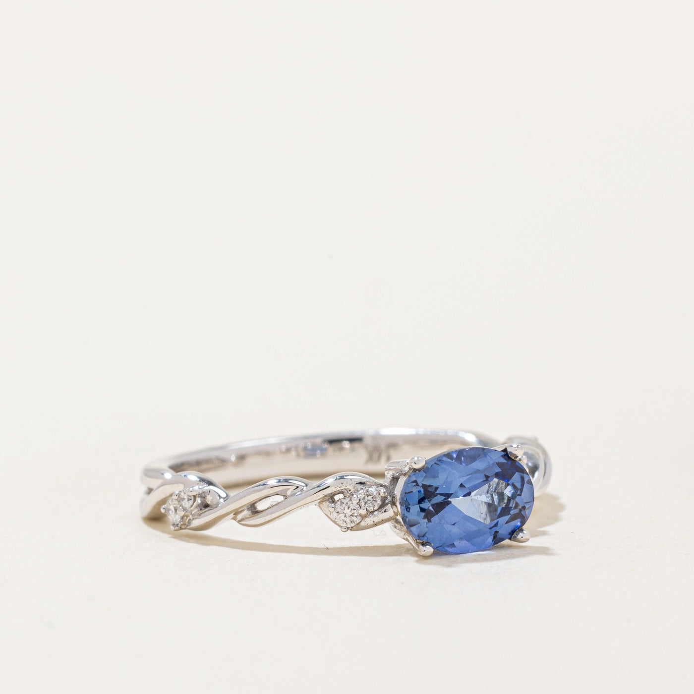 Bague saphir et diamants | 0,85 ct, 0,06 ct au total | Taille 6,5 |