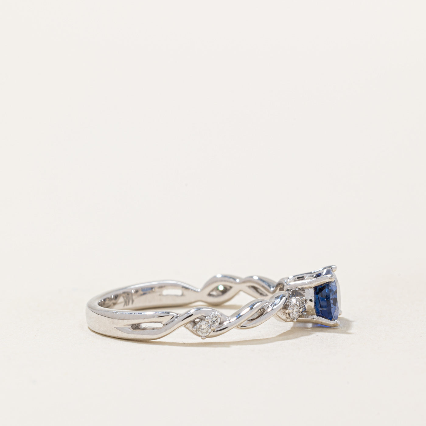 Bague saphir et diamants | 0,85 ct, 0,06 ct au total | Taille 6,5 |