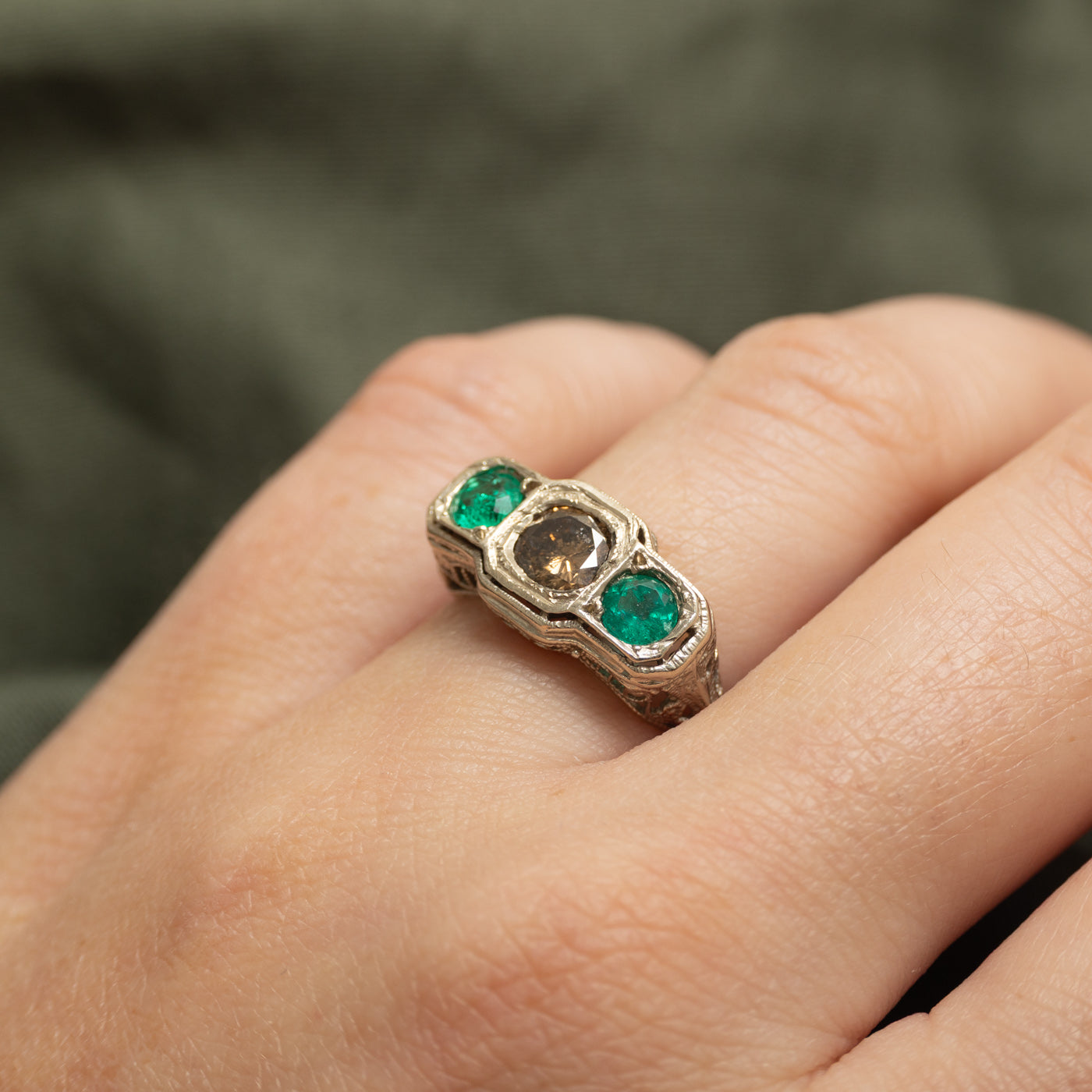 Bague Art Déco ornée de diamants et d'émeraudes | 0,62 ct, 0,50 ct au total | Taille 5,5 |