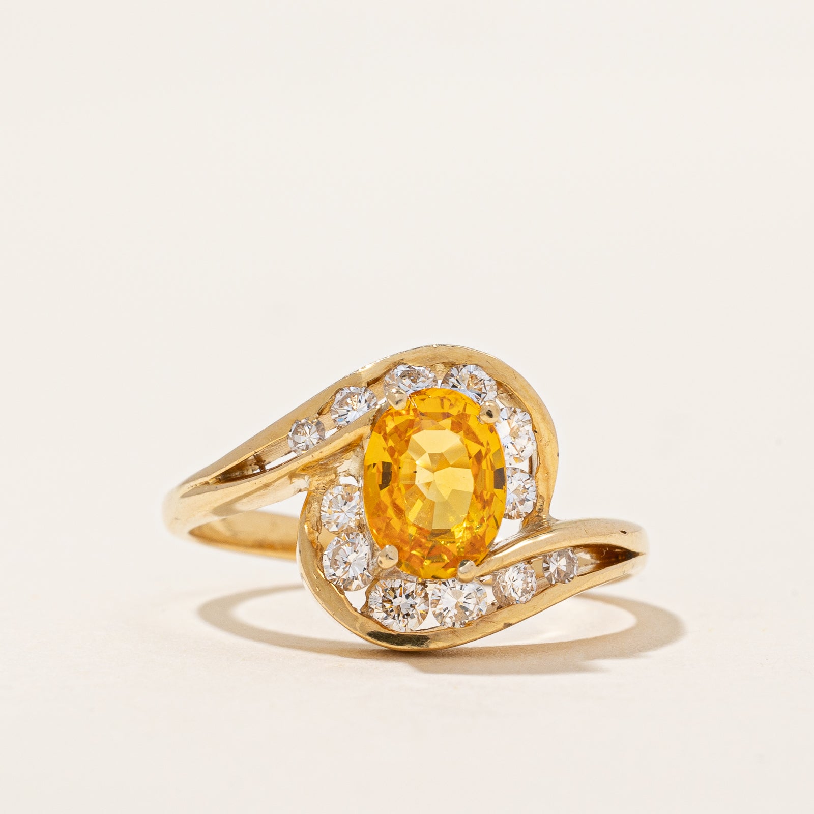 Bague contournée en saphir jaune et diamants | 1,05 ct, 0,31 ct au total | Taille 6,5 |
