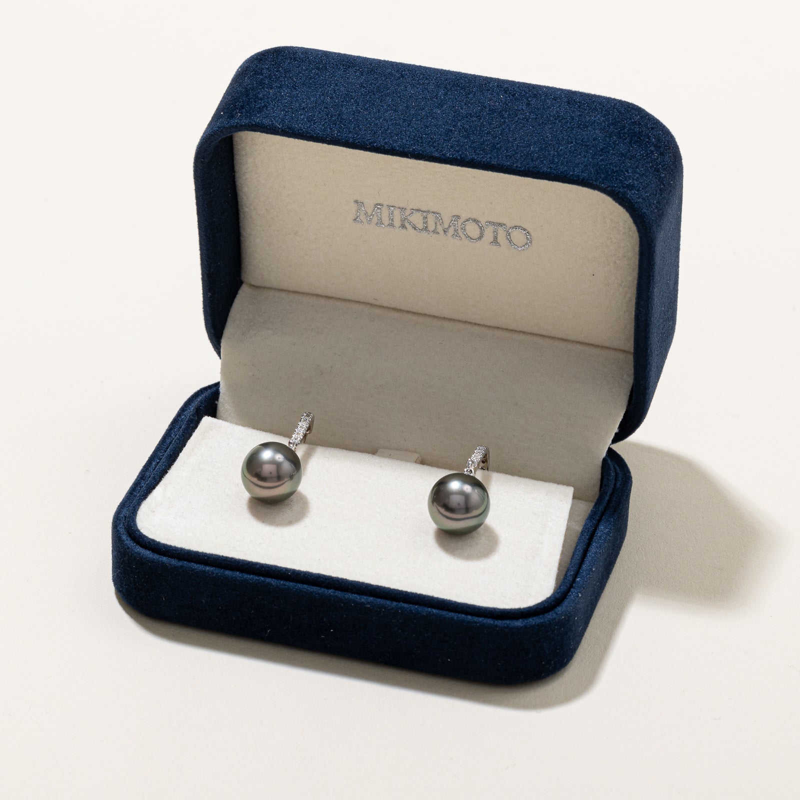 Boucles d'oreilles « Mikimoto » Classic Elegance en perles noires des mers du Sud et diamants | 10-10,5 mm, 0,20 ct |