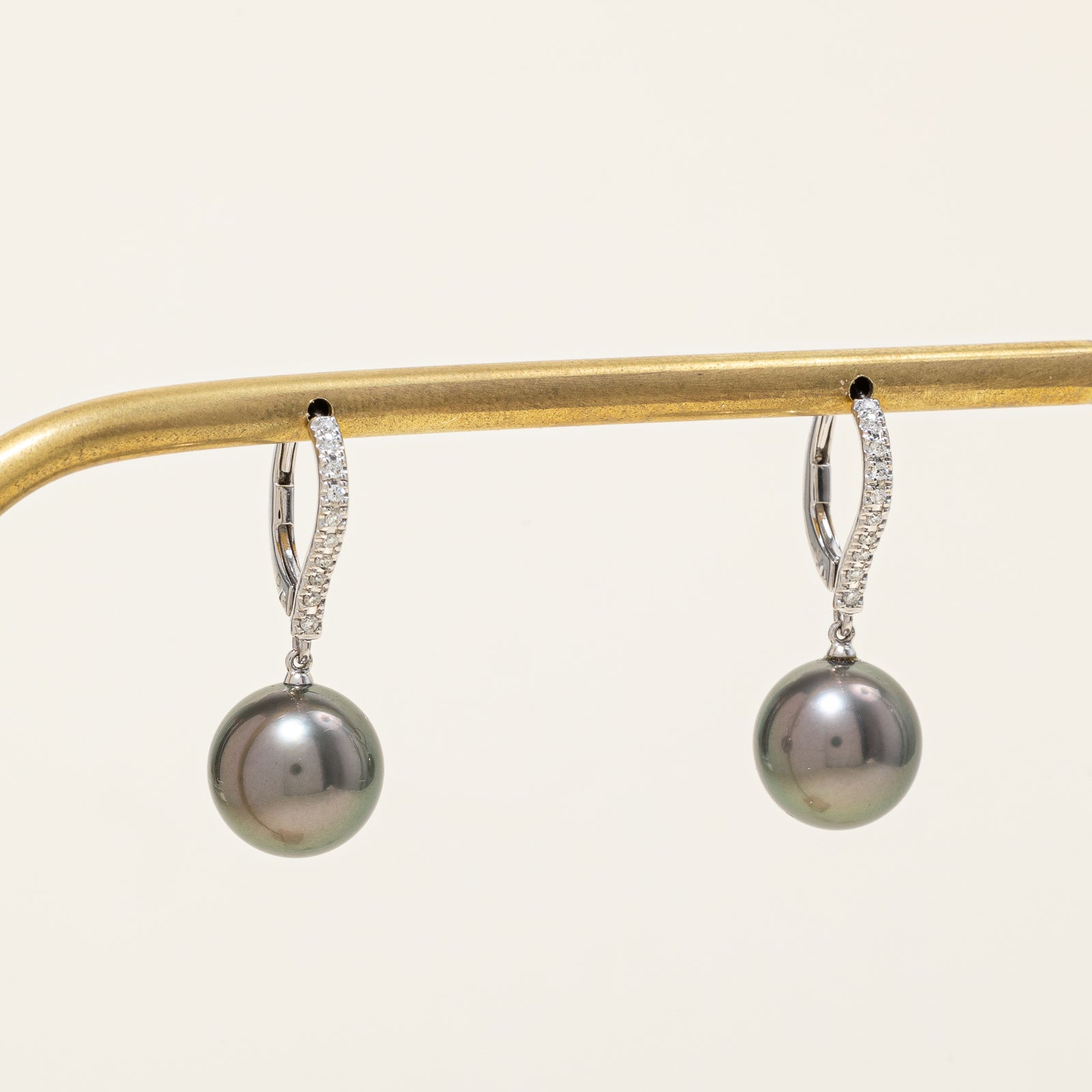 Boucles d'oreilles « Mikimoto » Classic Elegance en perles noires des mers du Sud et diamants | 10-10,5 mm, 0,20 ct |