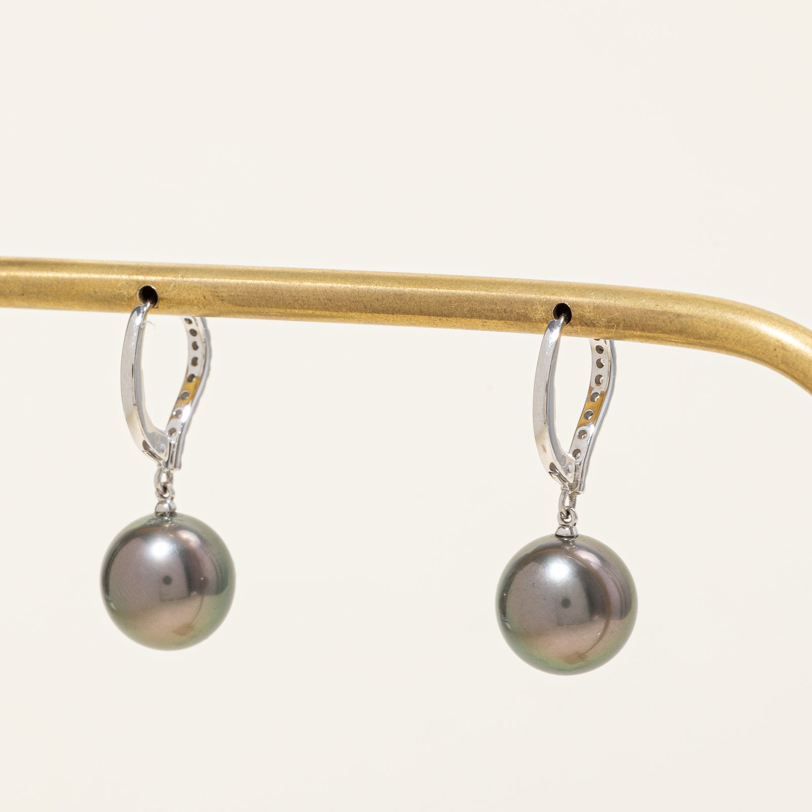 Boucles d'oreilles « Mikimoto » Classic Elegance en perles noires des mers du Sud et diamants | 10-10,5 mm, 0,20 ct |