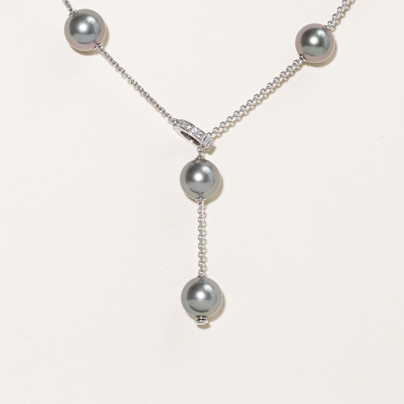 Collier « Mikimoto » Perles en mouvement Perles noires des mers du Sud et diamants | 10,5 mm, 0,20 ct |