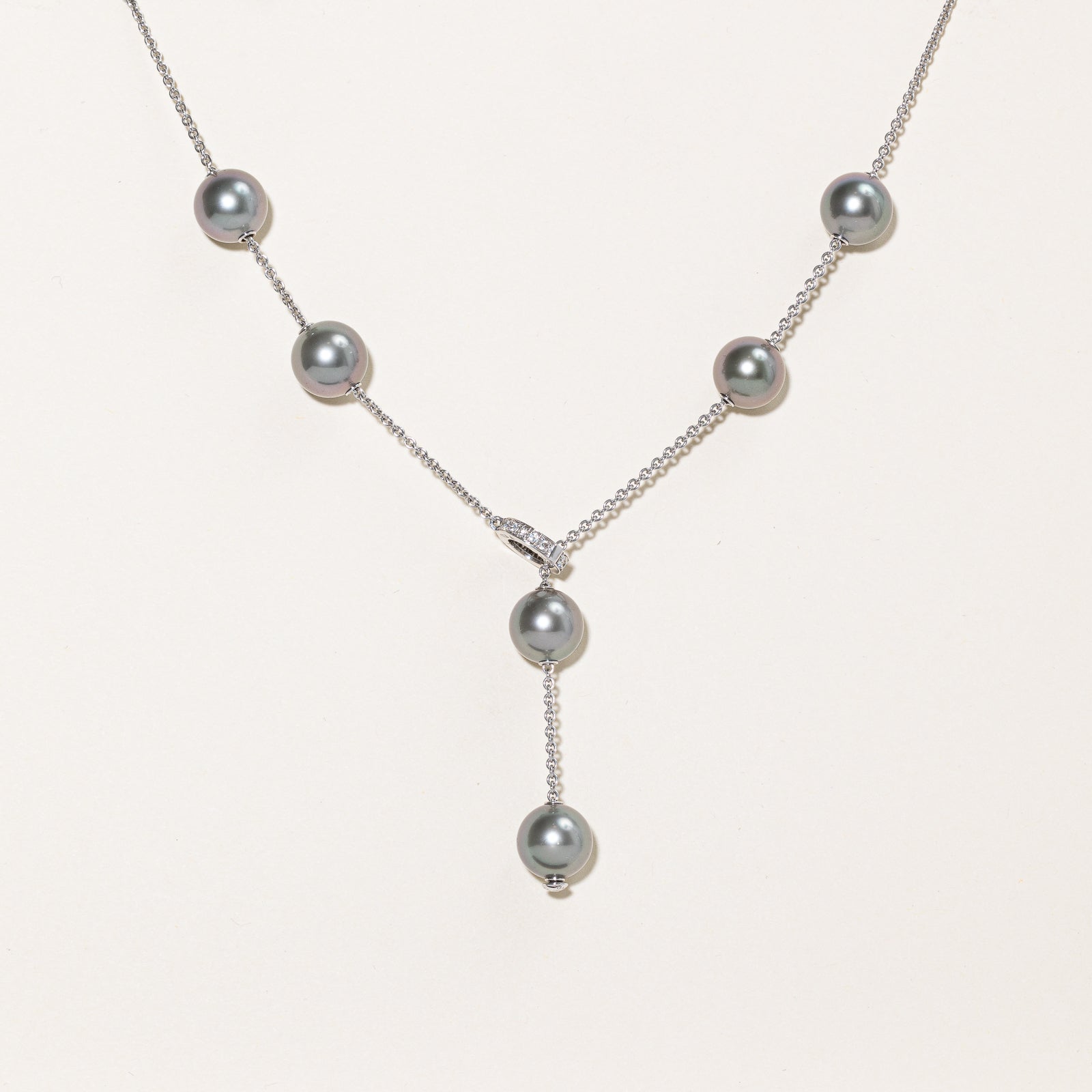Collier « Mikimoto » Perles en mouvement Perles noires des mers du Sud et diamants | 10,5 mm, 0,20 ct |