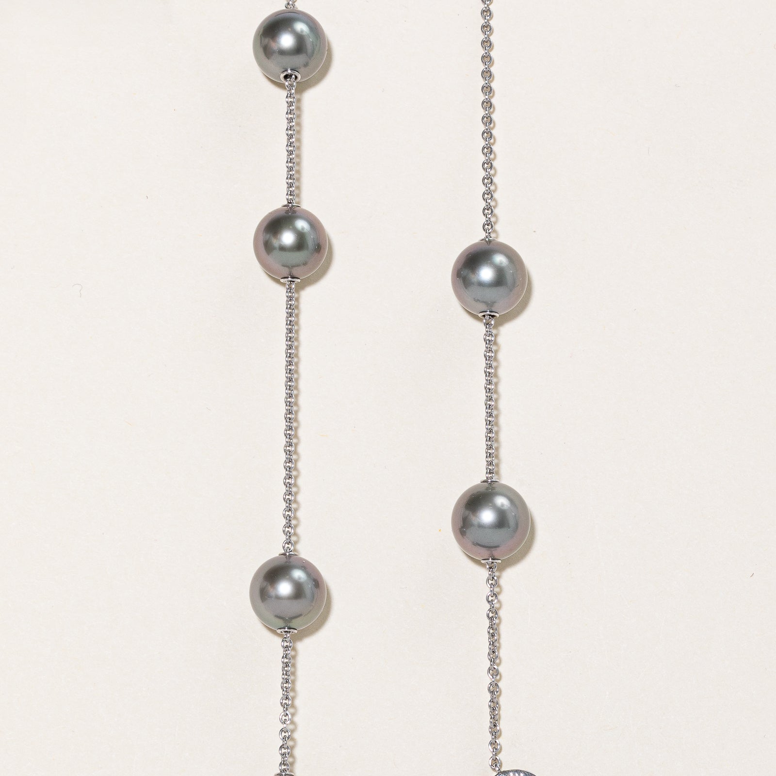 Collier « Mikimoto » Perles en mouvement Perles noires des mers du Sud et diamants | 10,5 mm, 0,20 ct |