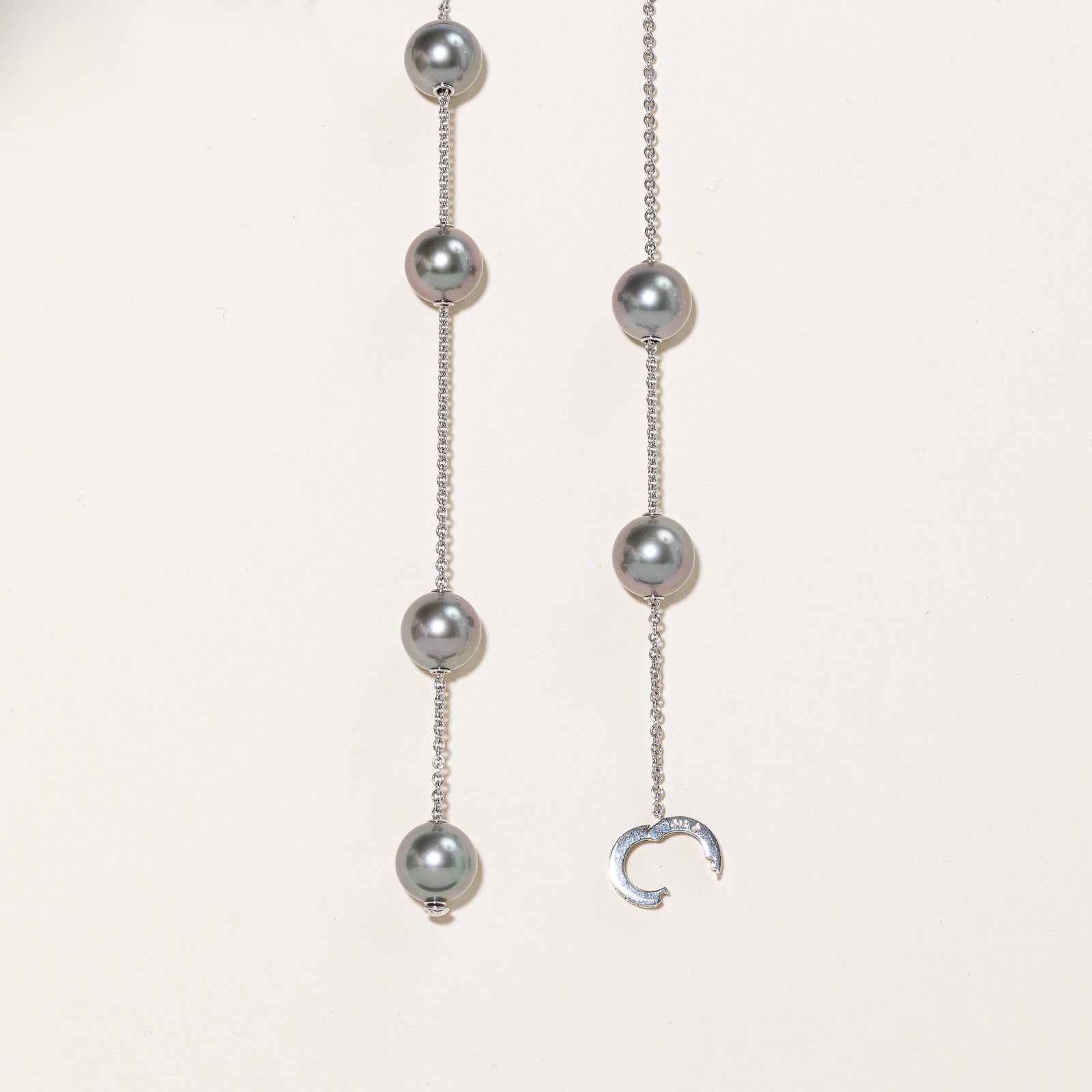 Collier « Mikimoto » Perles en mouvement Perles noires des mers du Sud et diamants | 10,5 mm, 0,20 ct |