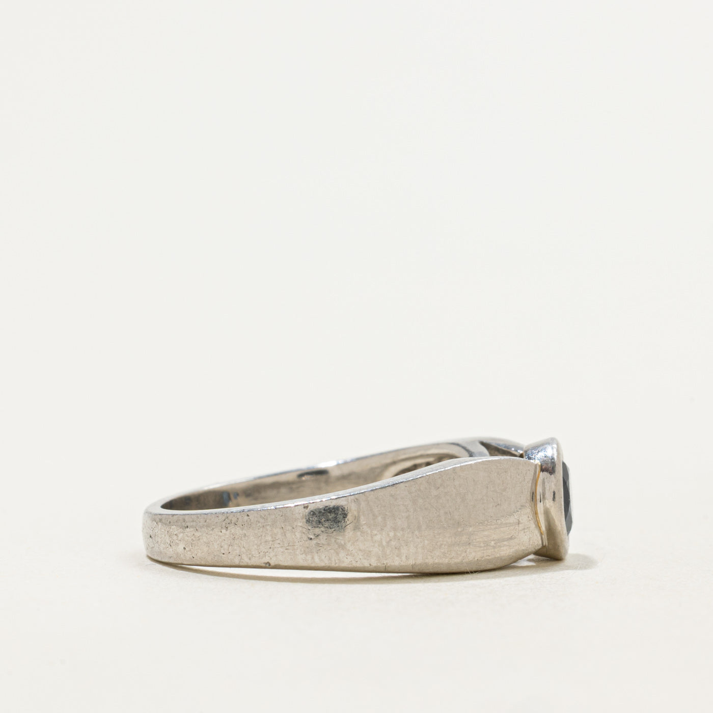 Bague solitaire en platine et saphir | Taille 5,5 |