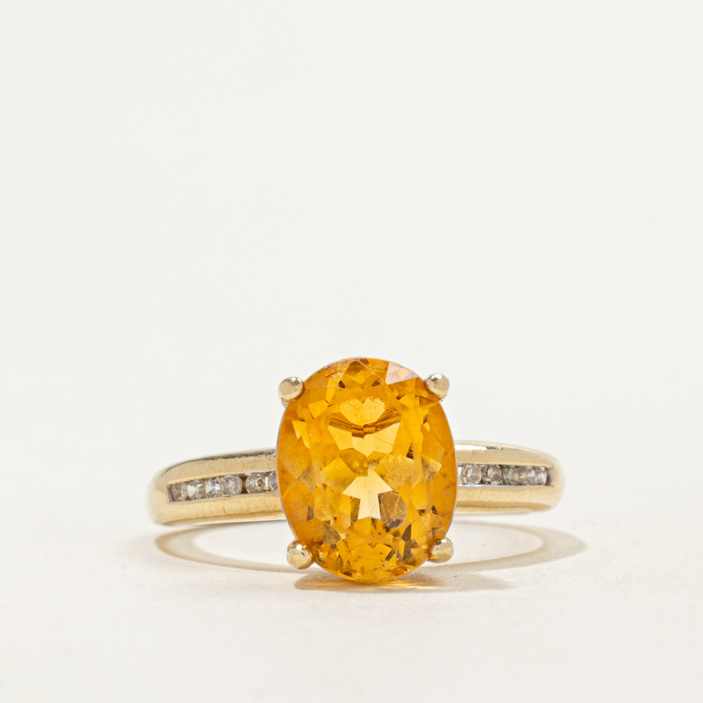 Bague ovale en citrine et diamants | 2,25 ct, 0,10 ct au total | Taille 6 |