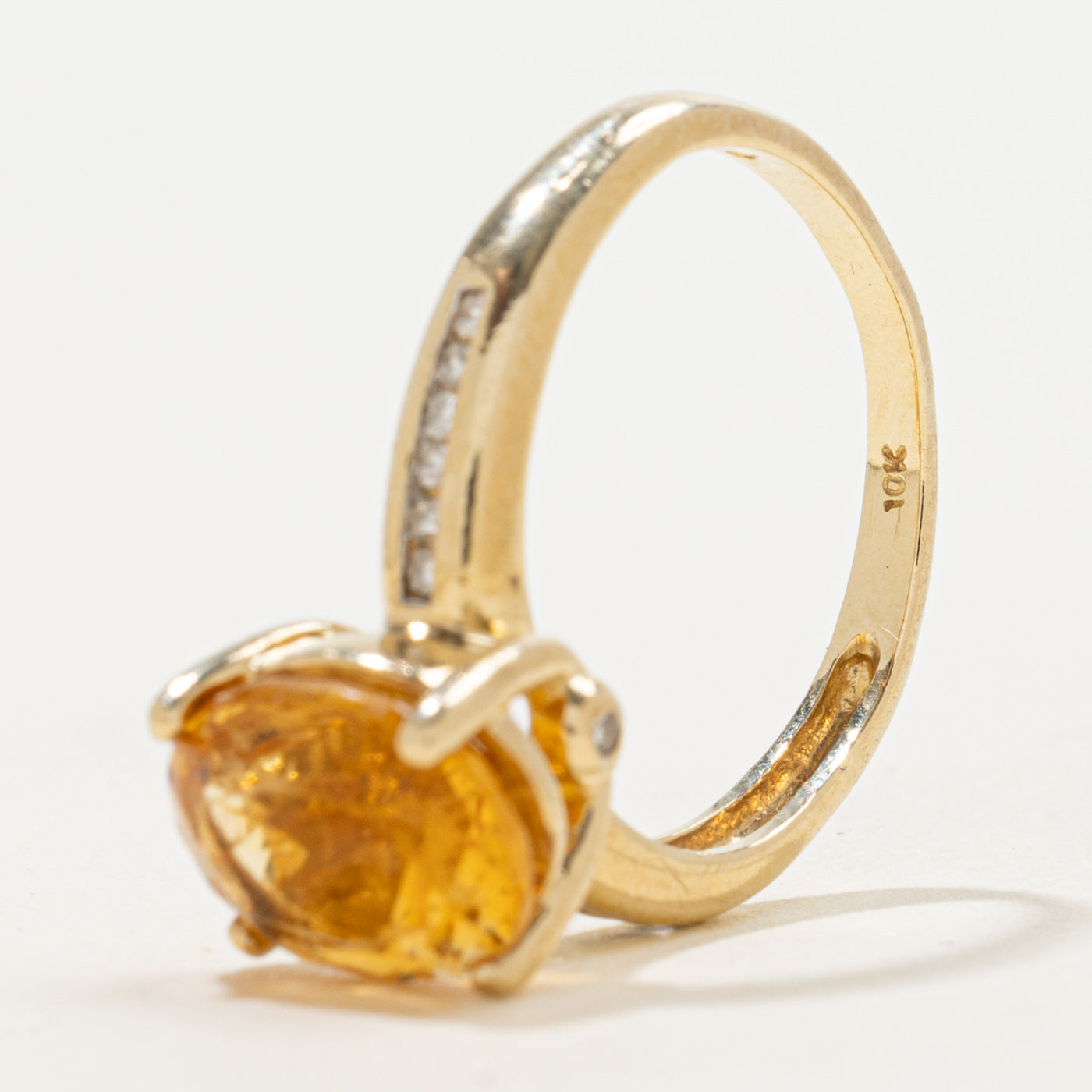 Bague ovale en citrine et diamants | 2,25 ct, 0,10 ct au total | Taille 6 |