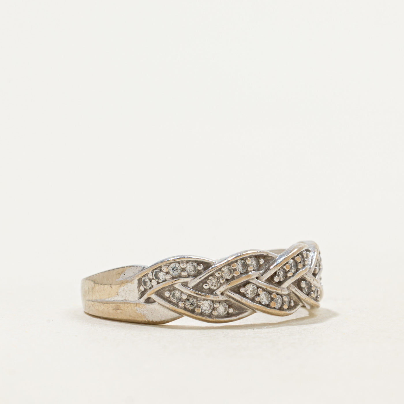 Alliance en or blanc tressé et diamants | 0,24 ct | Taille 5 |