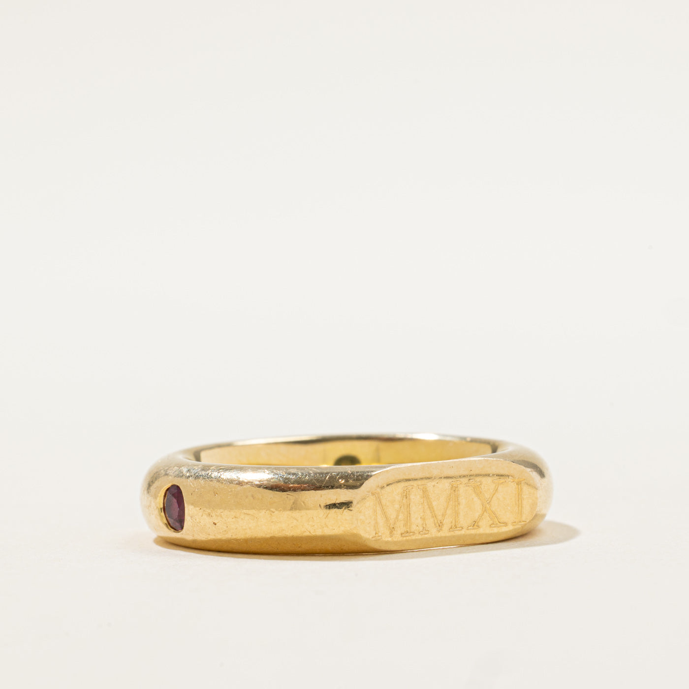 Bague en rubis avec chiffres romains | 0,10 ct | Taille 8,75 |