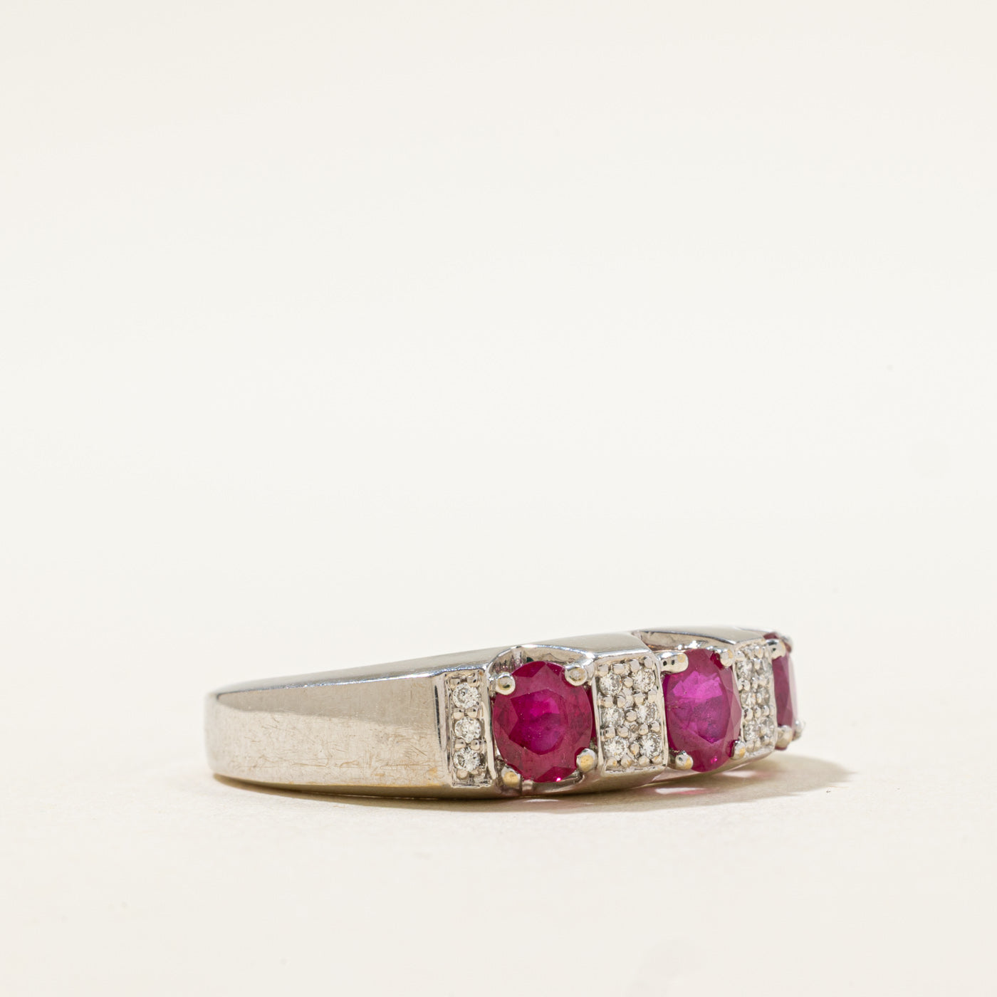 Bague en rubis et diamants traités au flux | 1,50 ct, 0,14 ct | Taille 10 |